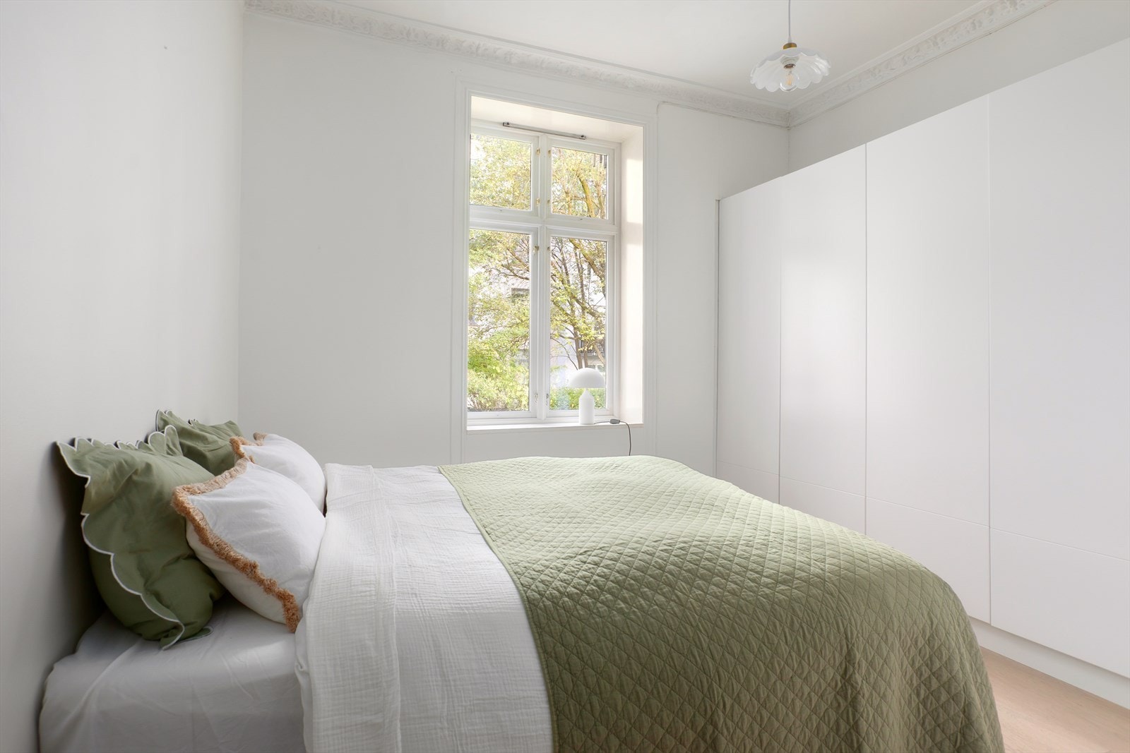 Hovedsoverommet er av svært god størrelse med plass til dobbeltseng, nattbord og garderobeløsning. Galleribilde