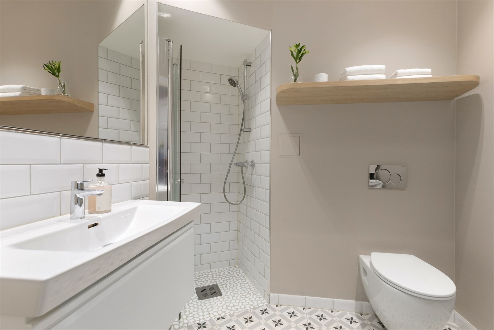 Delikat og romslig baderom i moderne utførelse. Galleribilde