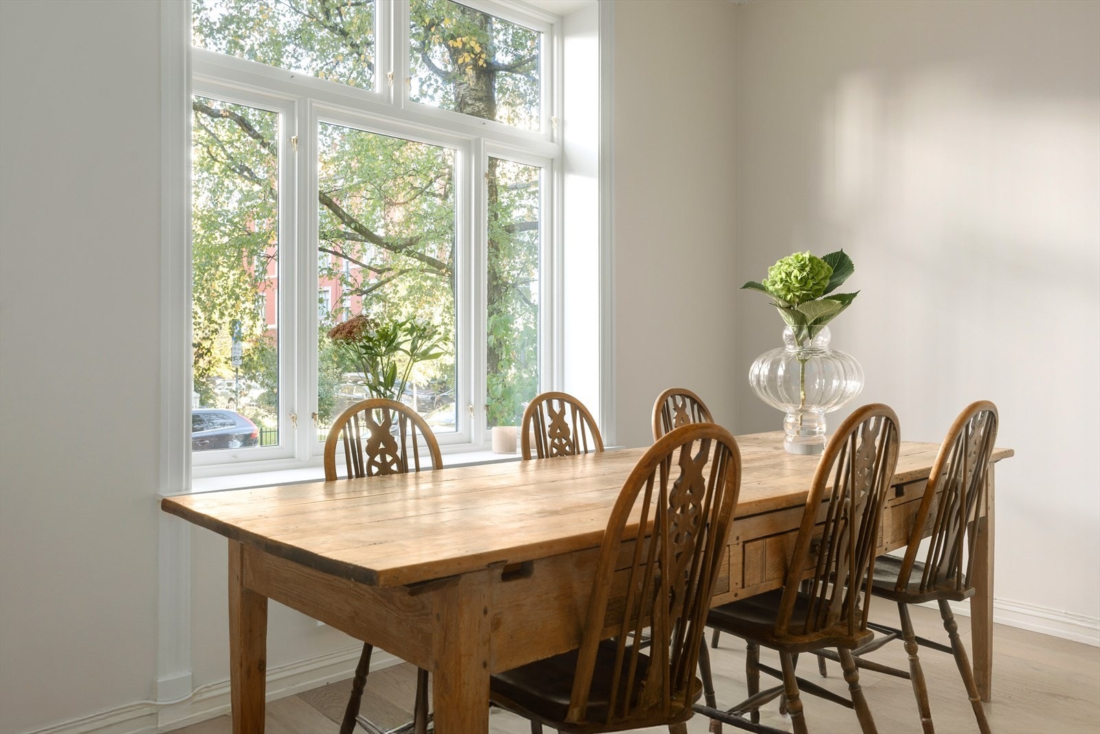 God plass til større langbord med plass til mange stoler. Galleribilde