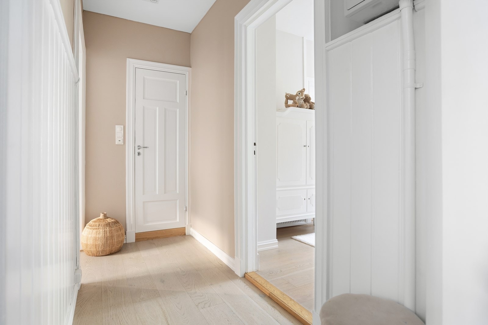 Lys og luftig entré med adkomst til de fleste oppholdsrom. Galleribilde