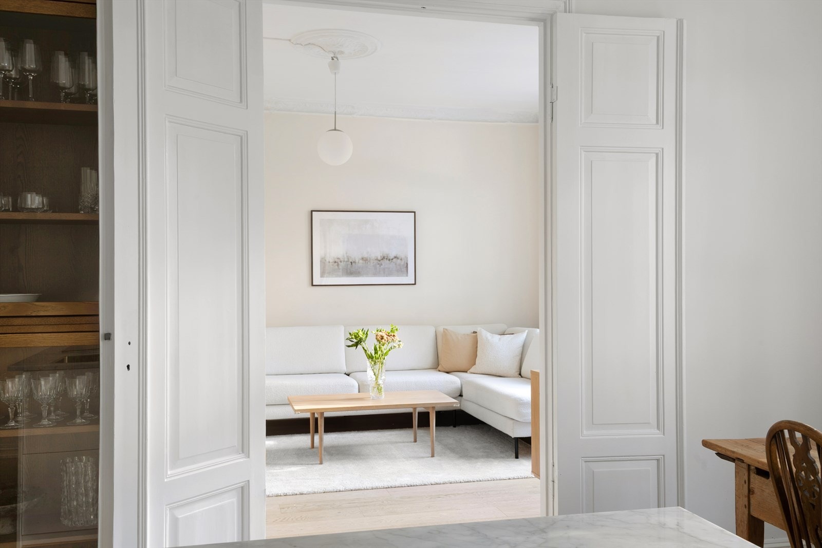 Sjarmerende doble dører mellom kjøkken og stue. Galleribilde