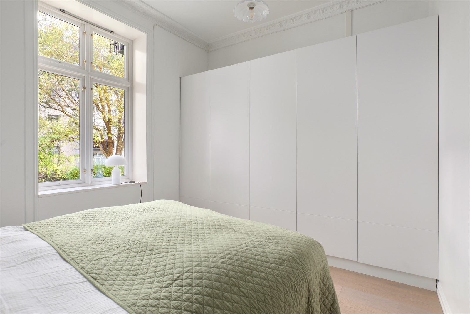 Rikelig med garderobeplass på soverommet og godt lysinnslipp. Galleribilde