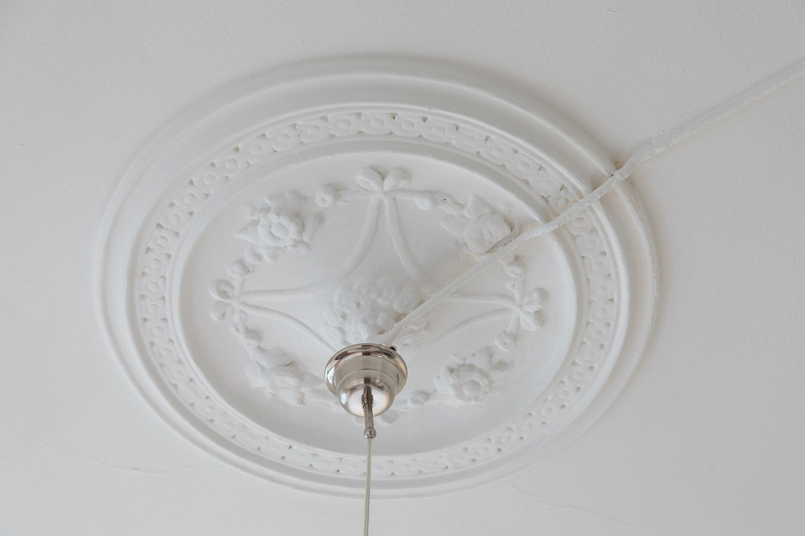 Leiligheten byr på klassiske detaljer som god takhøyde, store rom, rosetter og stukkatur. Galleribilde