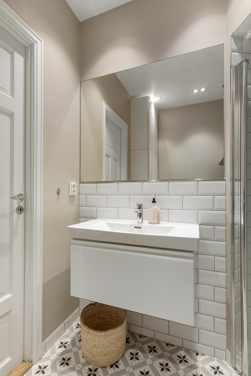 Baderommet ble gjort i 2015 og fremstår tidløst med lekre farge- og materialvalg. Galleribilde