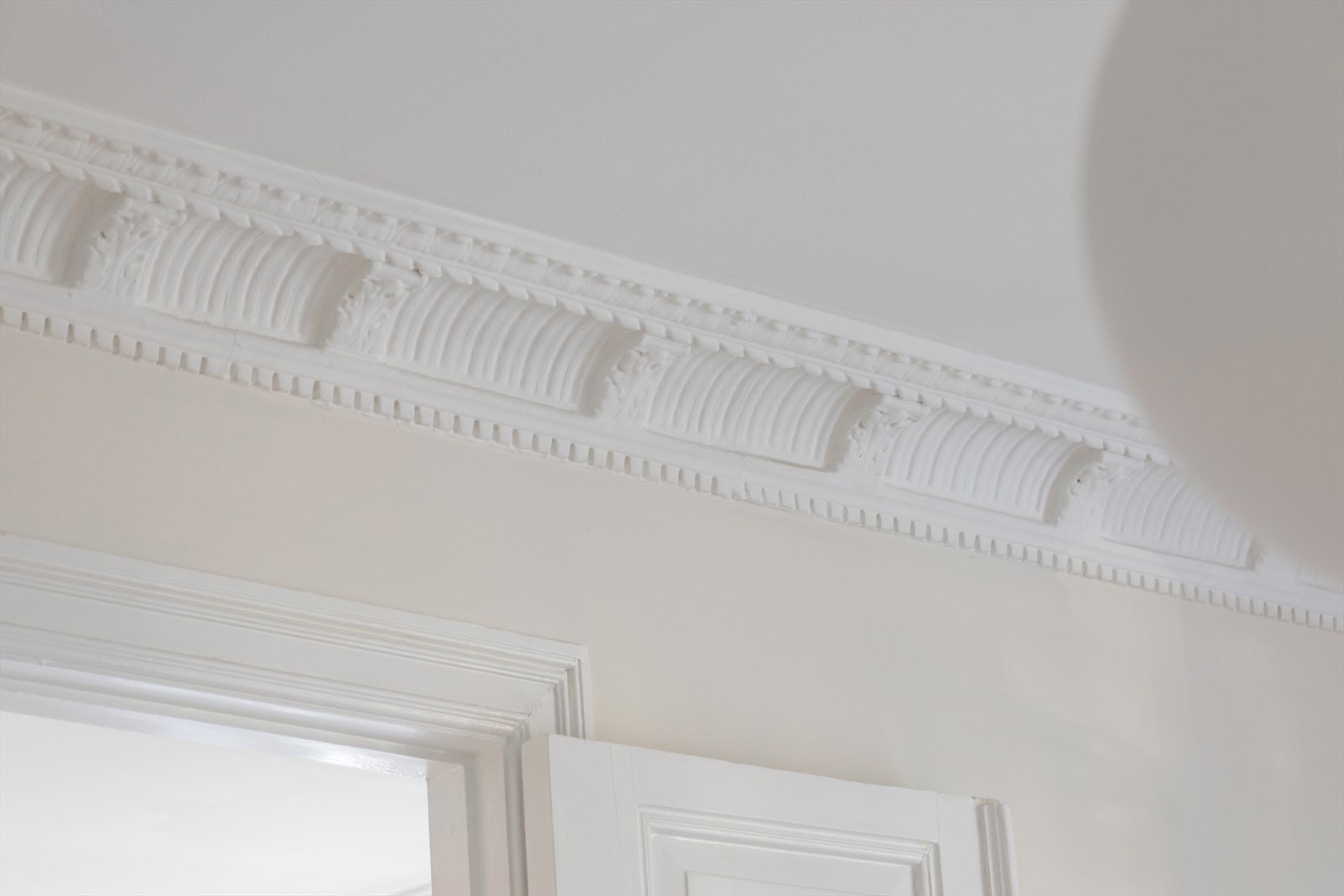 Godt bevarte originale detaljer pryder boligen. Galleribilde