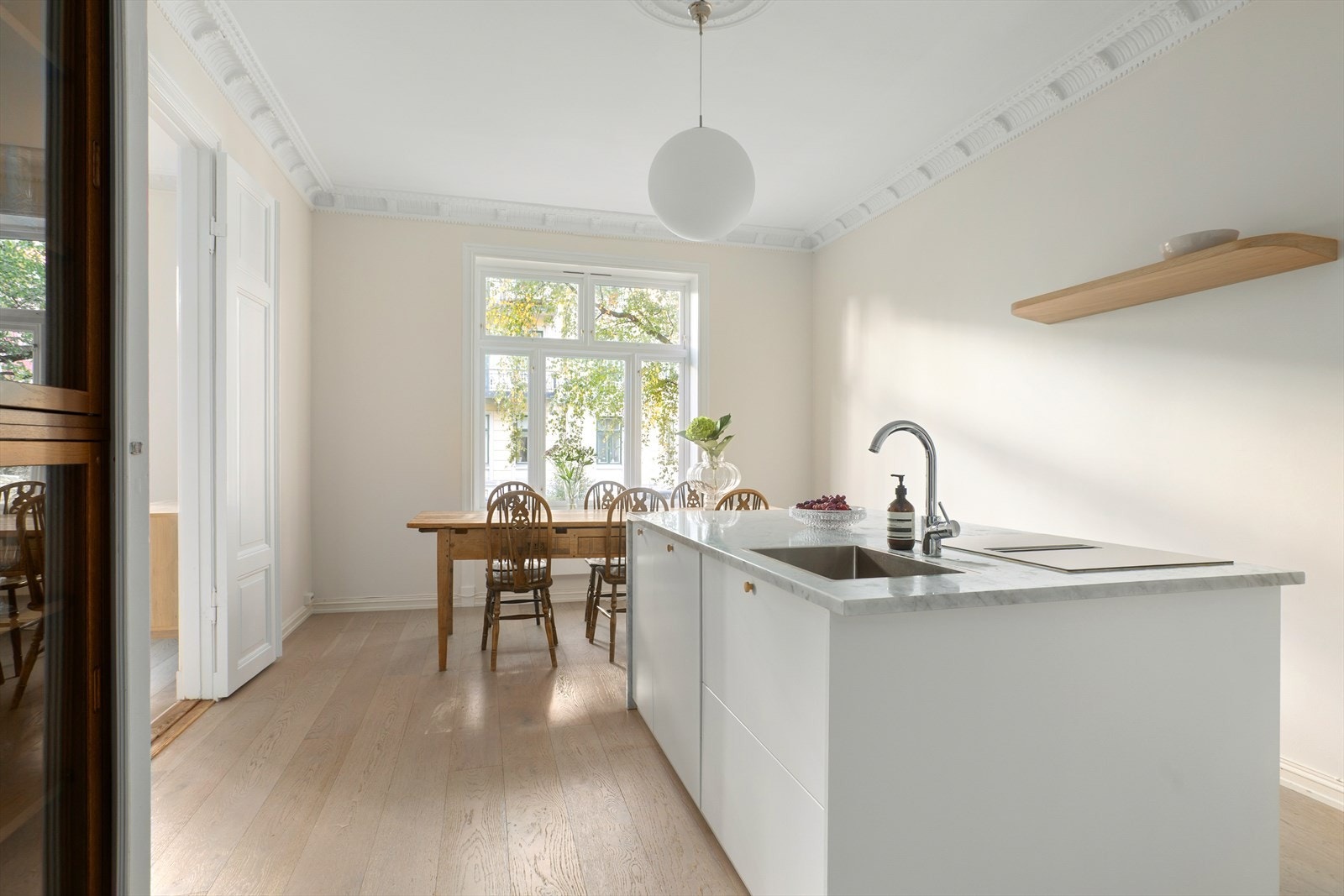 Det er svært god romfølelse mellom kjøkken og spiseplass. Galleribilde