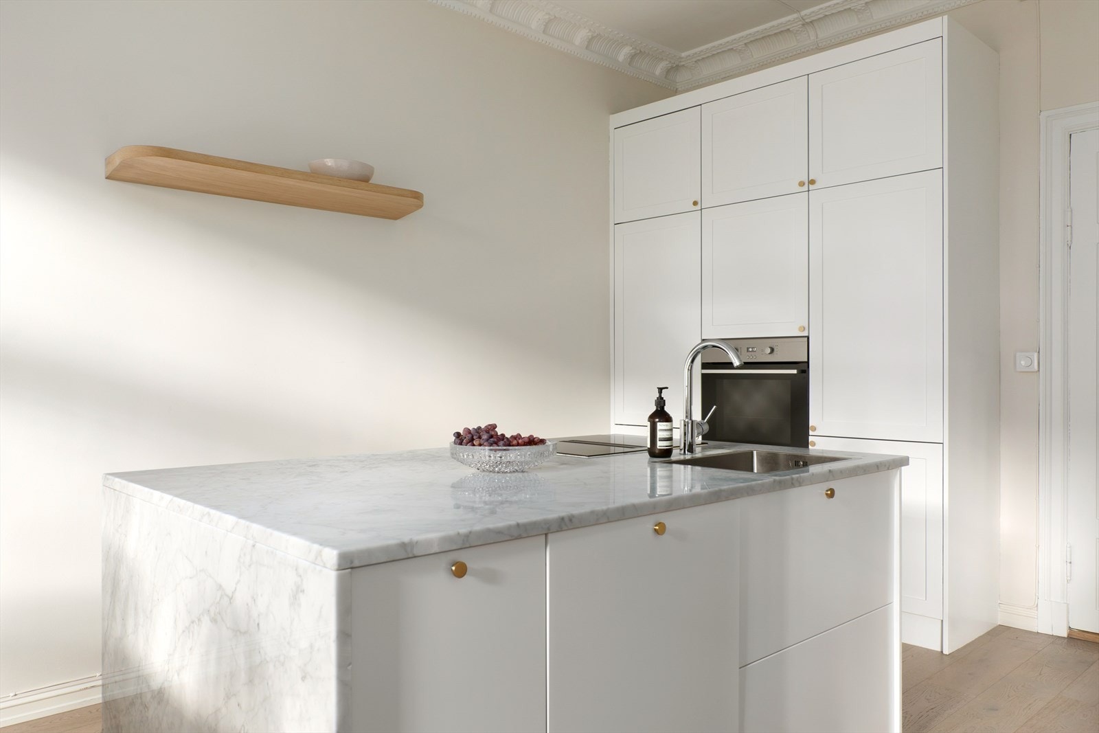 Lekkert kjøkken fra 2015 (modernisert i 2025) med profilert innredning og benkeplate i marmor. Galleribilde