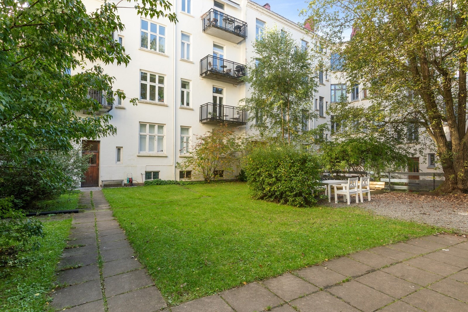 Den romslige bakgården har masse boltreplass for liten og stor og det er lov å grille her. Galleribilde