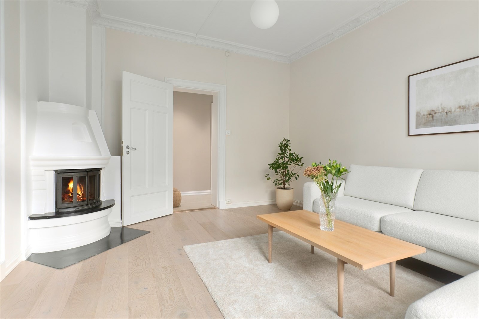 Ildstedet i stuen sikrer rikelig med varme så vel som stemning. Galleribilde