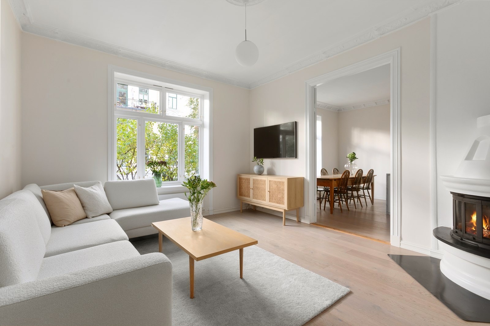 En svært lekker klassisk leilighet med god takhøyde, store rom, rosetter og stukkatur. Galleribilde