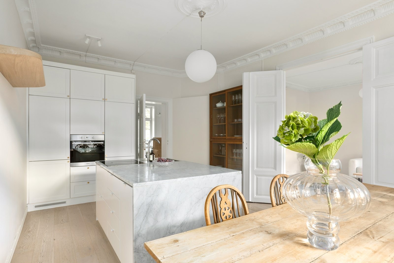 Kjøkkenøyen fungerer utmerket til kokkelering så vel som oppbevaring. Galleribilde