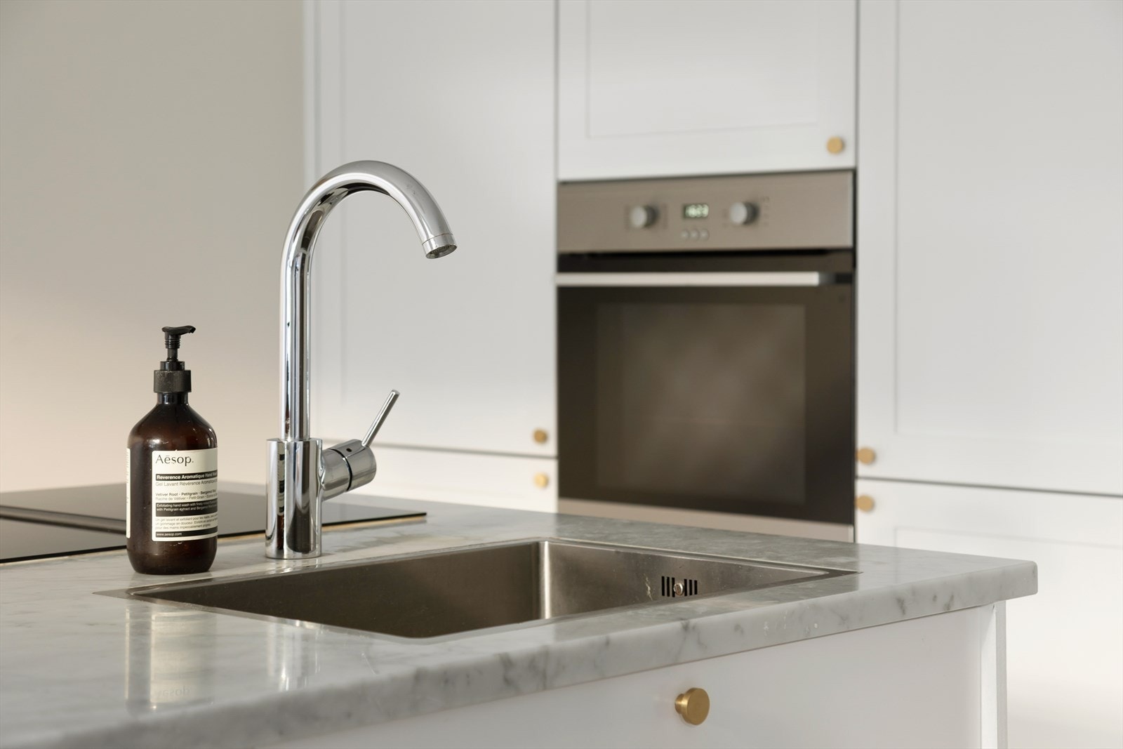 Kjøkkenet kommer komplett med integrerte hvitevarer og med vann i kjøkkenøyen. Galleribilde