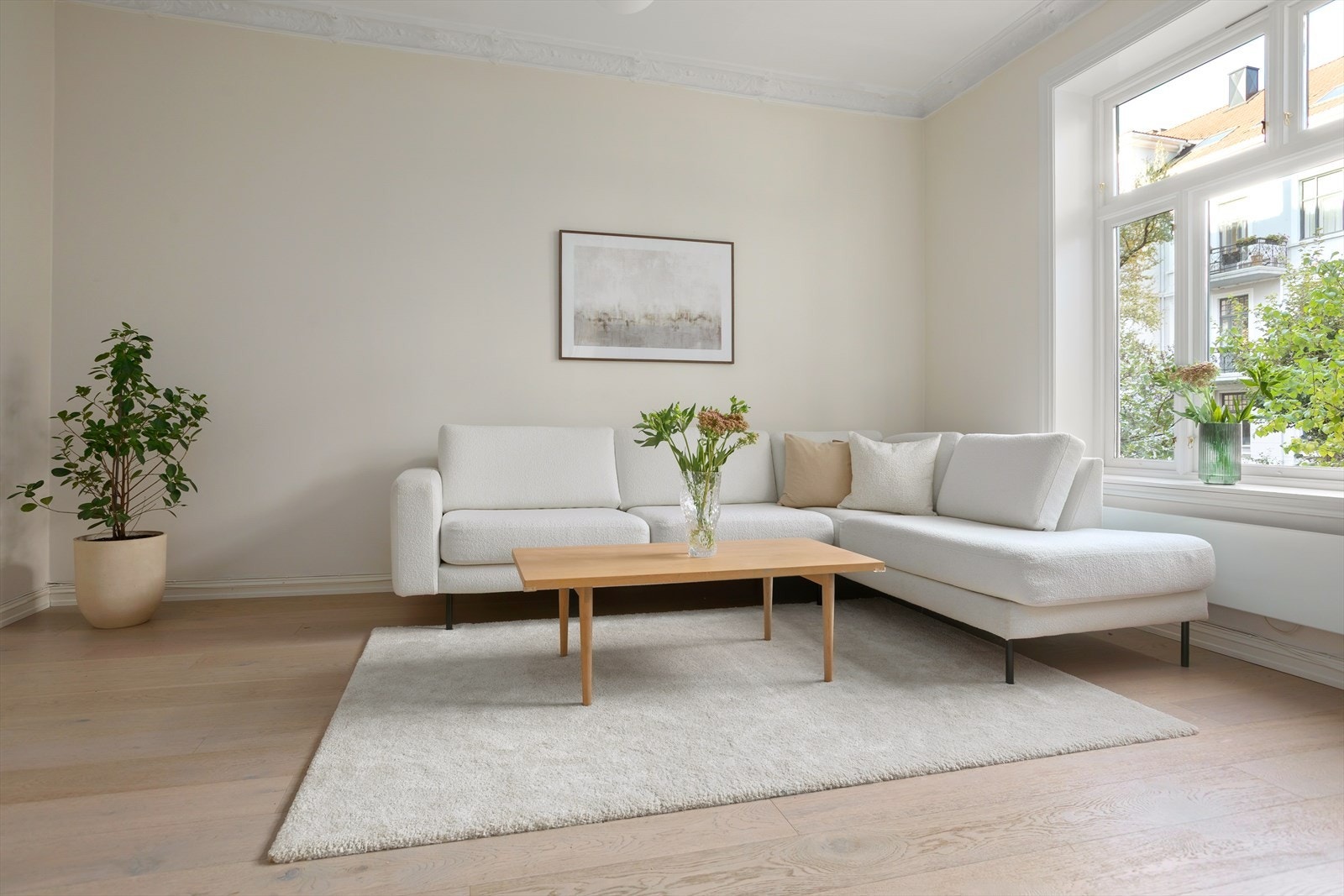 Leiligheten kombinerer delikate fargevalg og 1-stavs parkett på gulv og fremstår tidsriktig. Galleribilde