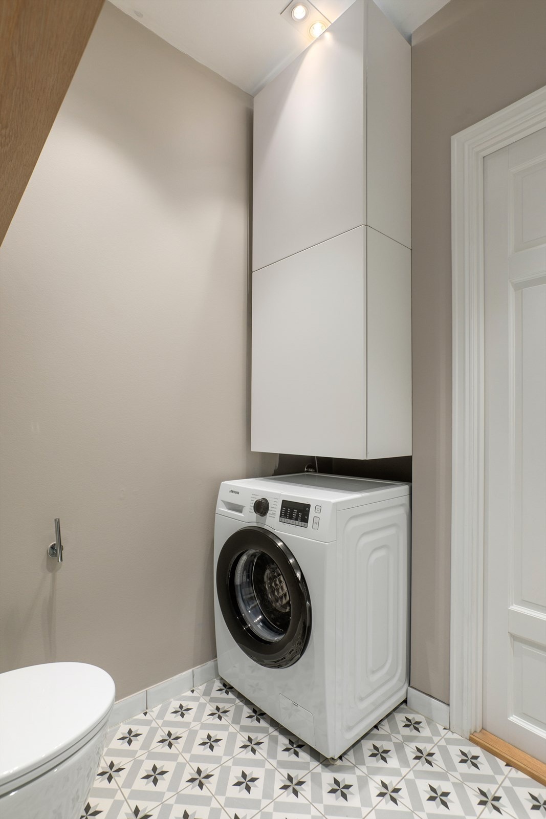 Baderommet har rikelig med oppbevaringsmuligheter og opplegg for vaskemaskin. Galleribilde