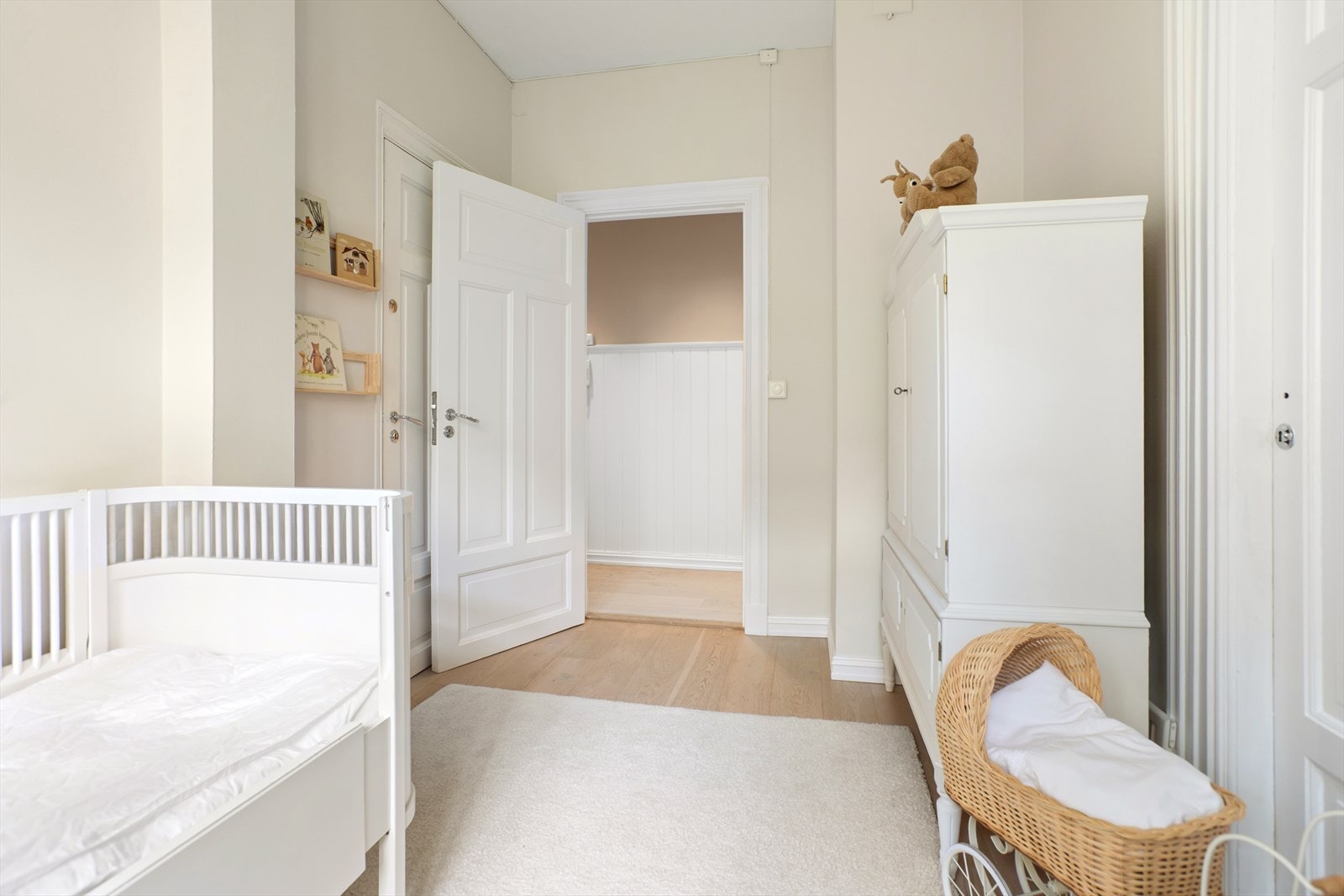 Det er utgang til den frodige bakhaven fra soverom 2. Galleribilde