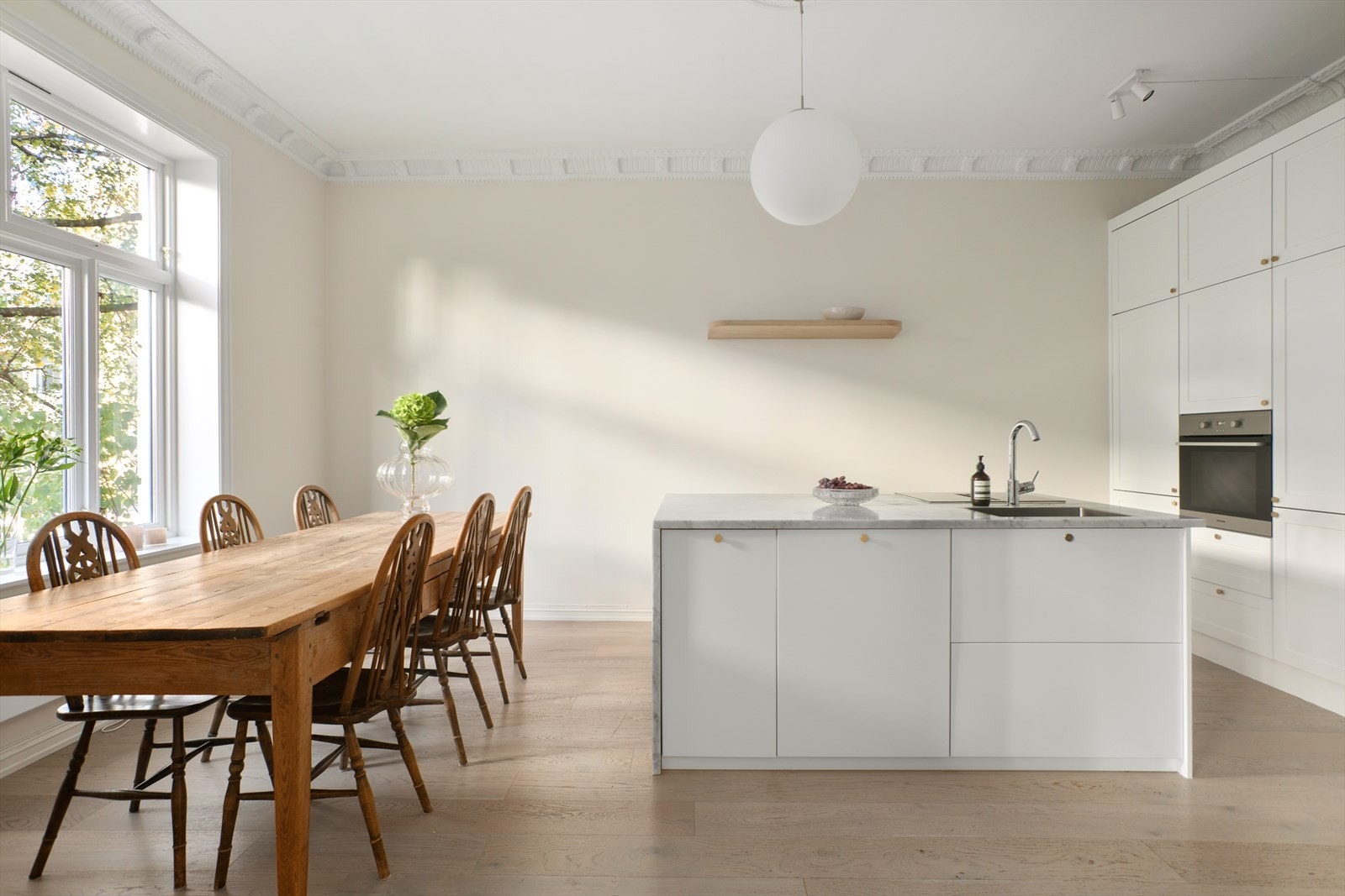 Lyst og tiltalende kjøkken med god plass til spisebord. Galleribilde
