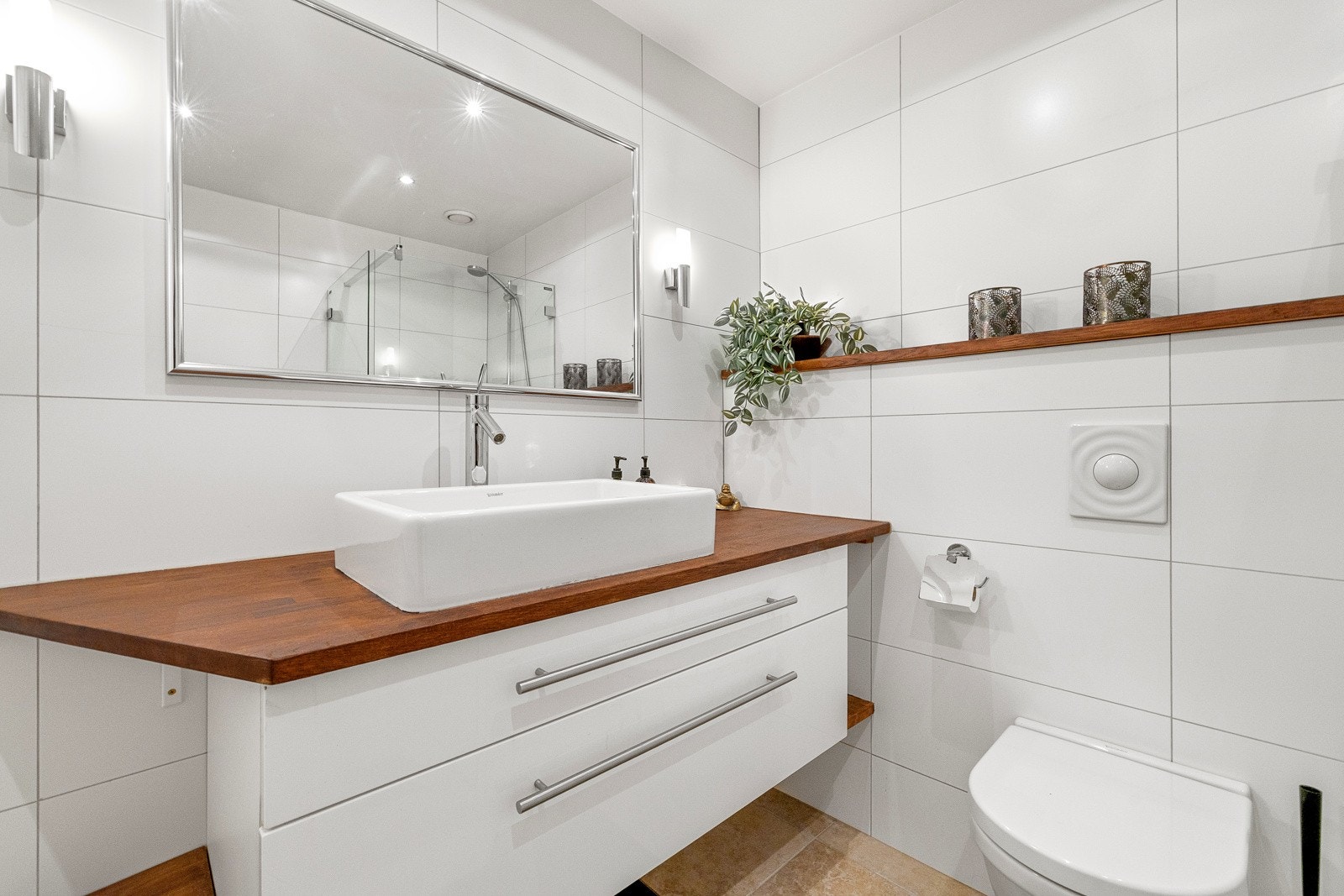 Overflatene består av flislagt gulv med elektriske varmekabler, fliser på vegger og malte plater i himling. Galleribilde