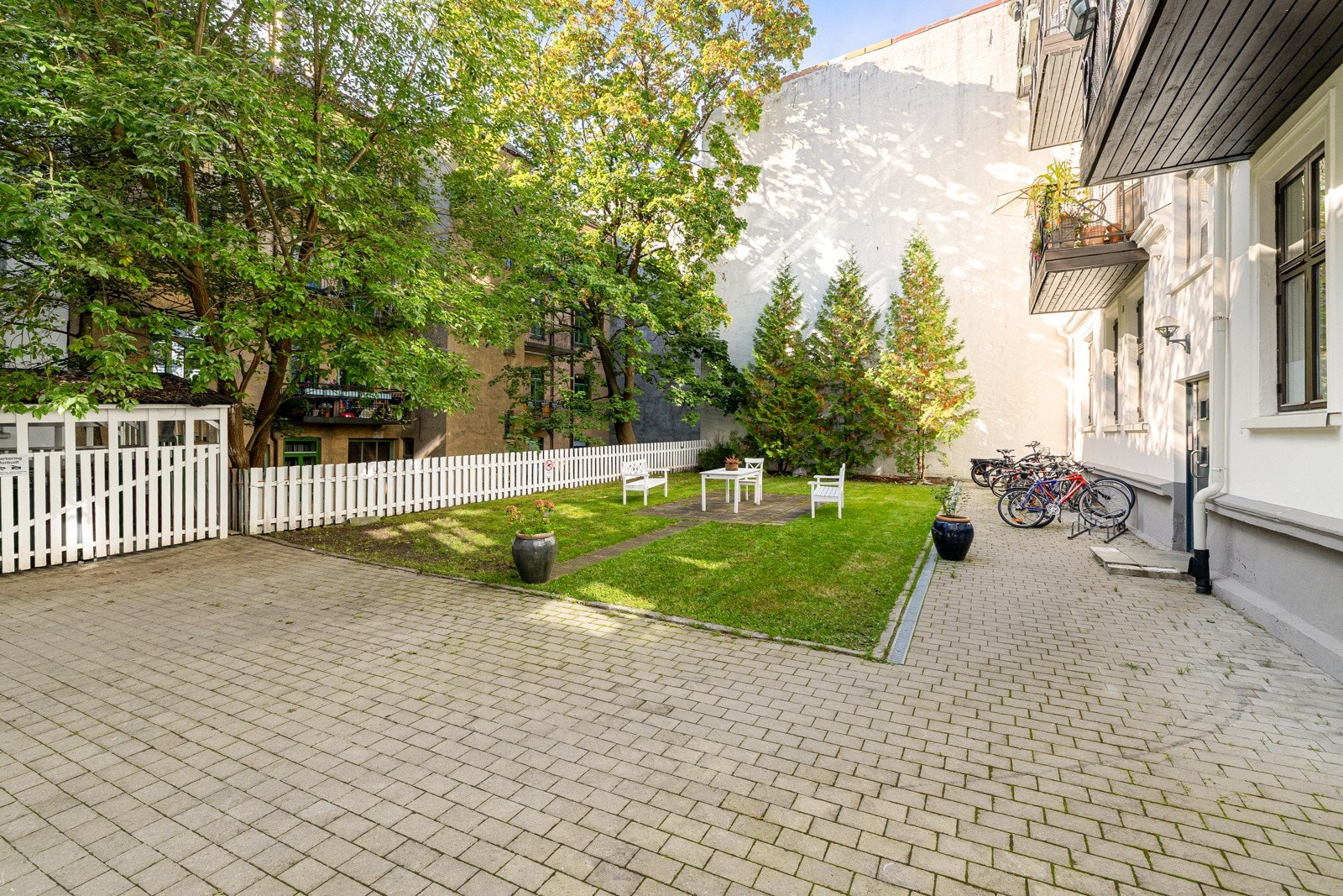 Hyggelig bakgård. Galleribilde