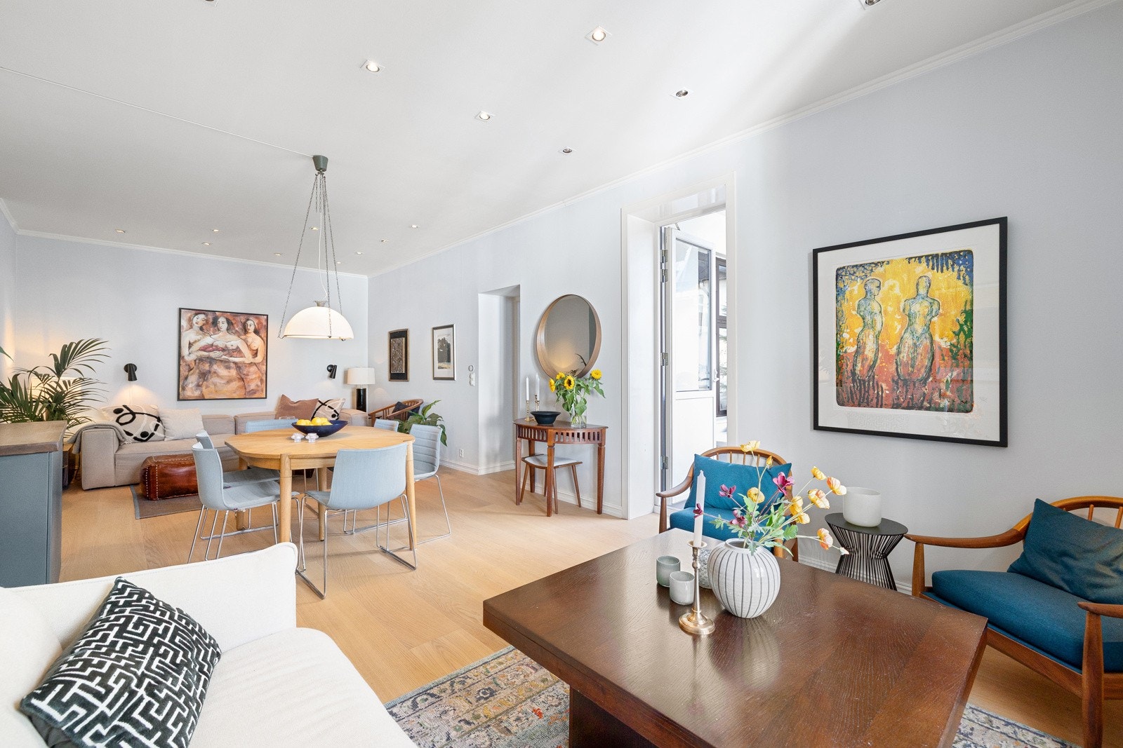 Stuen har en god planløsning og størrelse som gjør det enkelt å møblere med både sofagruppe, TV-løsning og spisebord. Galleribilde