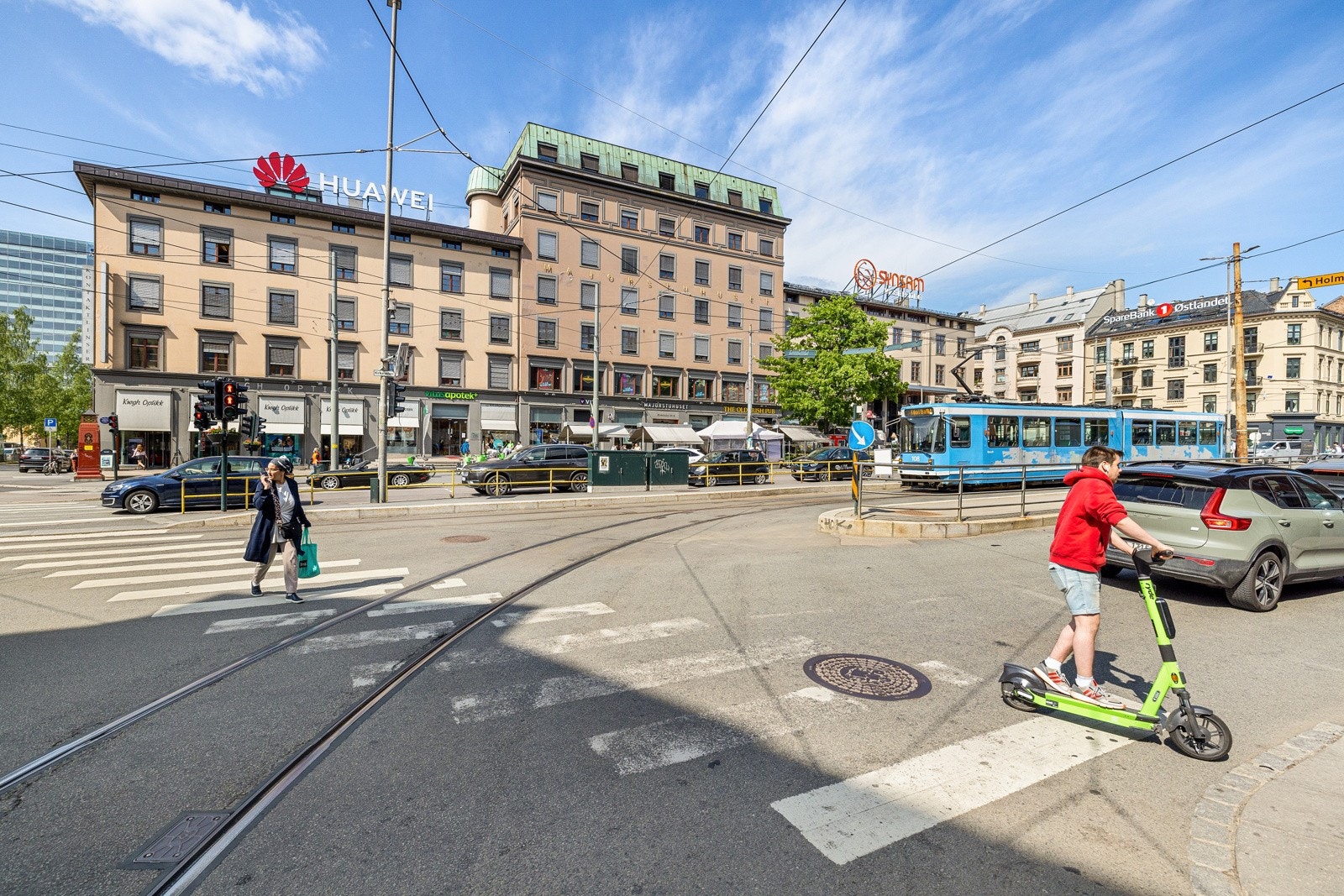 Kollektivtransporten er lett tilgjengelig med Majorstuen stasjon kun 7-8 minutter unna. Her har du enkel tilgang til t-bane (alle linjer), trikk og buss i alle retninger, samt Flybussen til Gardermoen. Galleribilde