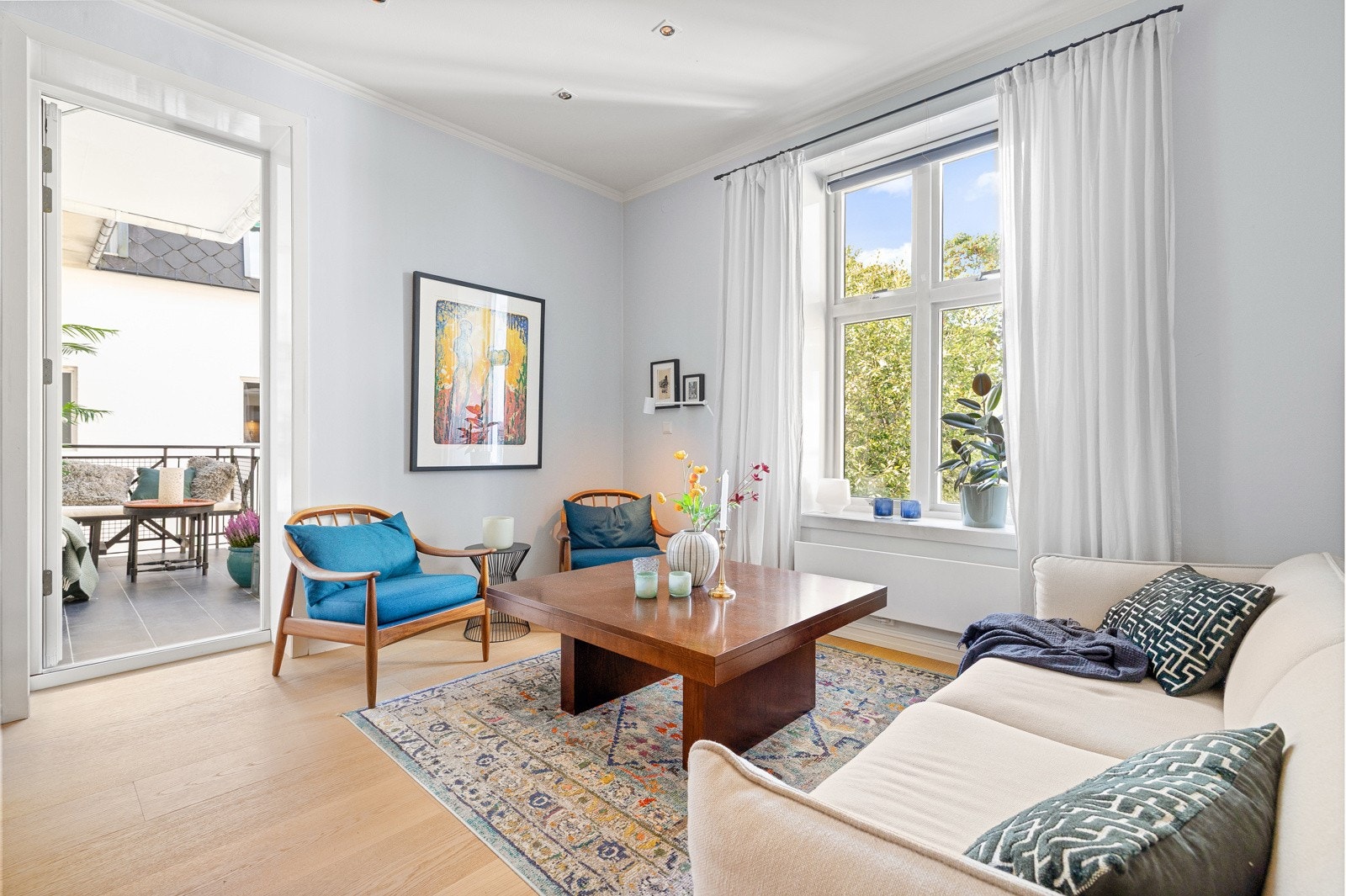 Lys og romslig stue med store vindusflater som sørger for rikelig med naturlig dagslys og en luftig romfølelse. Galleribilde