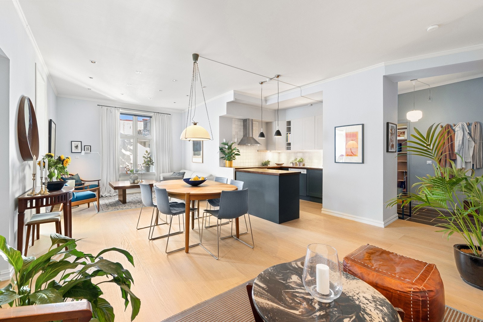 Boligen har en gjennomtenkt og arealeffektiv planløsning med stue og åpen kjøkkenløsning, soverom med plass til dobbeltseng og garderobe, samt bad med opplegg for vaskemaskin. Galleribilde