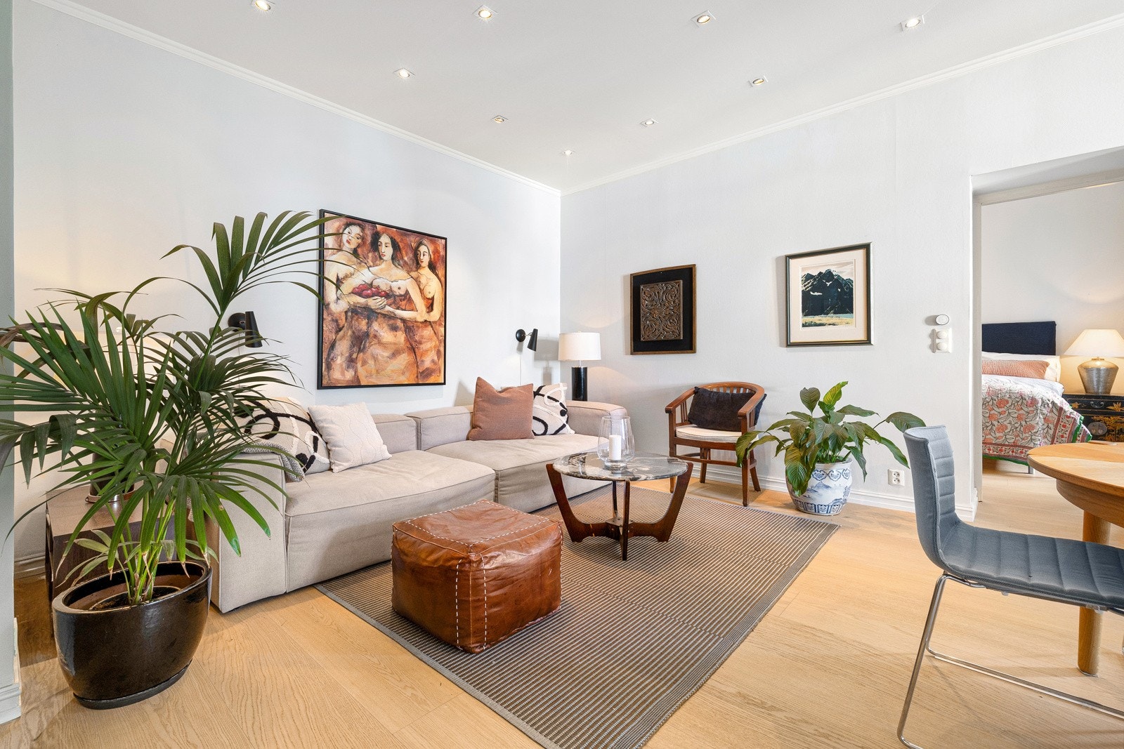 Det er god plass til å skape både en hyggelig sofakrok og en naturlig sone for måltider og sosiale sammenkomster. Galleribilde