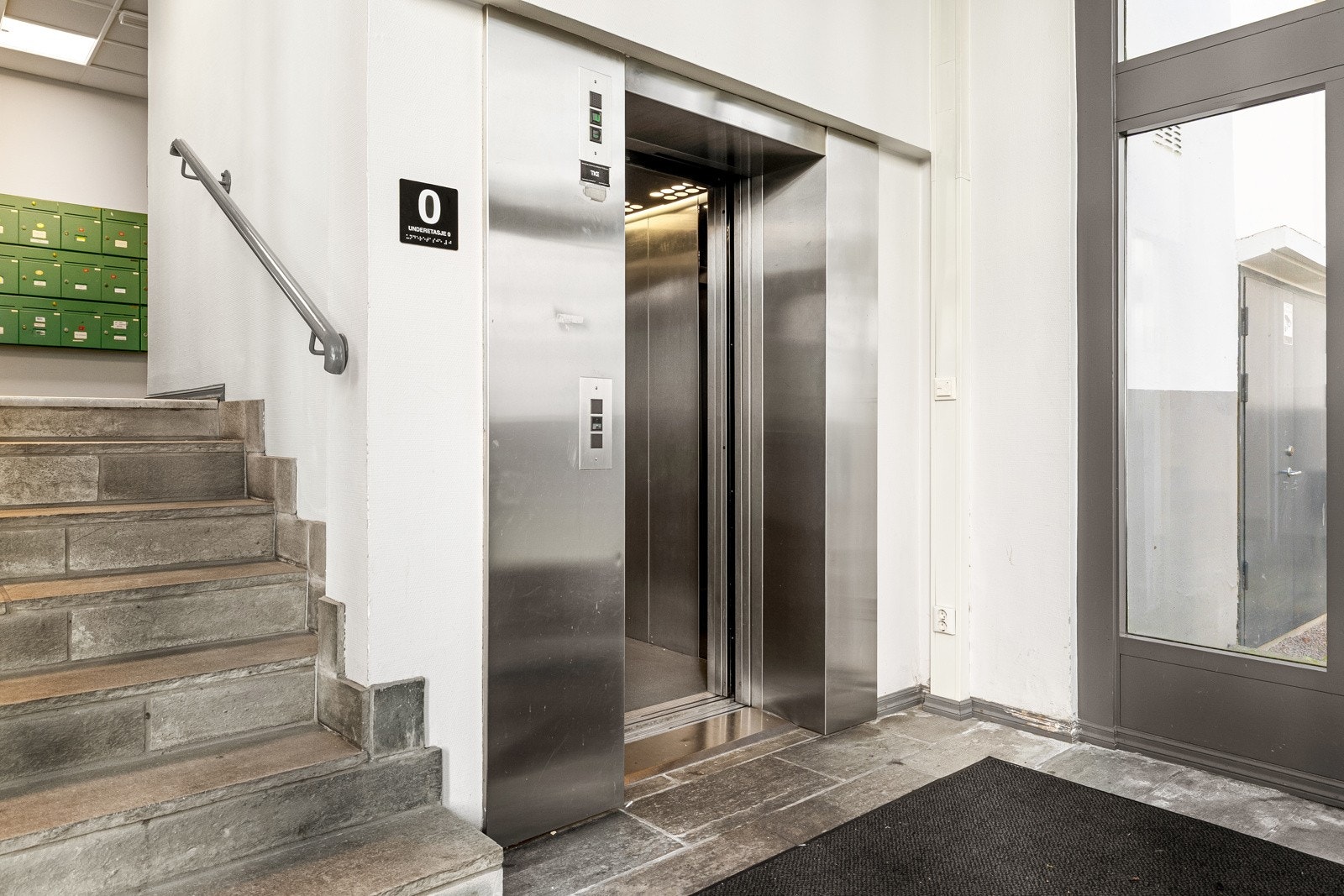 Leiligheten ligger i byggets 3. etasje med heisadkomst. Galleribilde