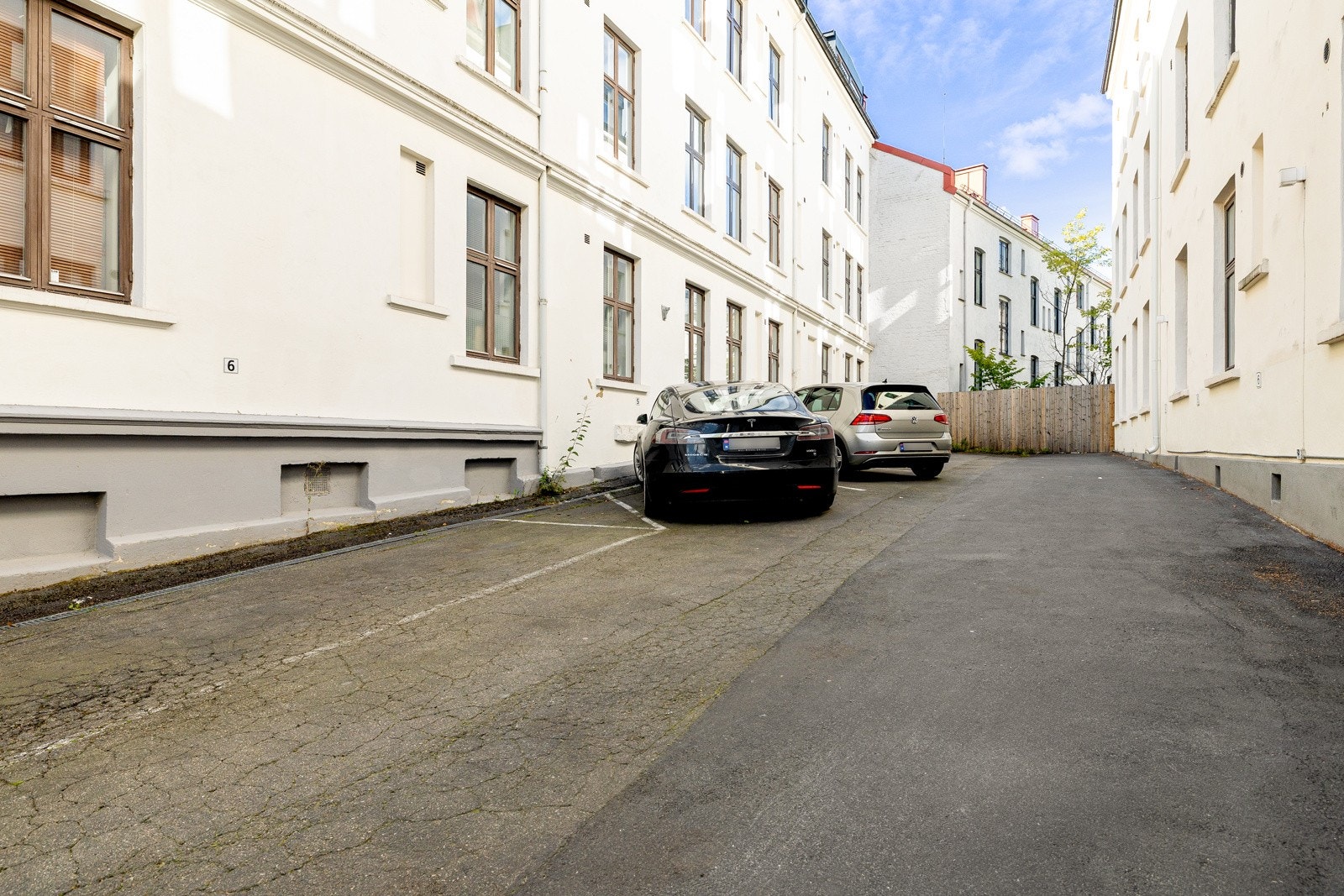 Det medfølger biloppstillingsplass i bakgård, med opplegg for el-bil lader. Galleribilde