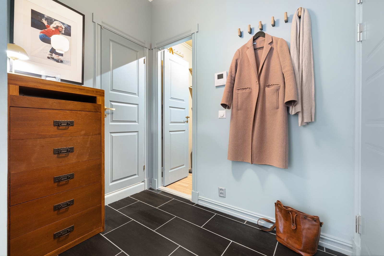 Entréen gir et godt første inntrykk av leiligheten og har dørcalling system som gjør det enkelt å ta i mot gjester. Galleribilde