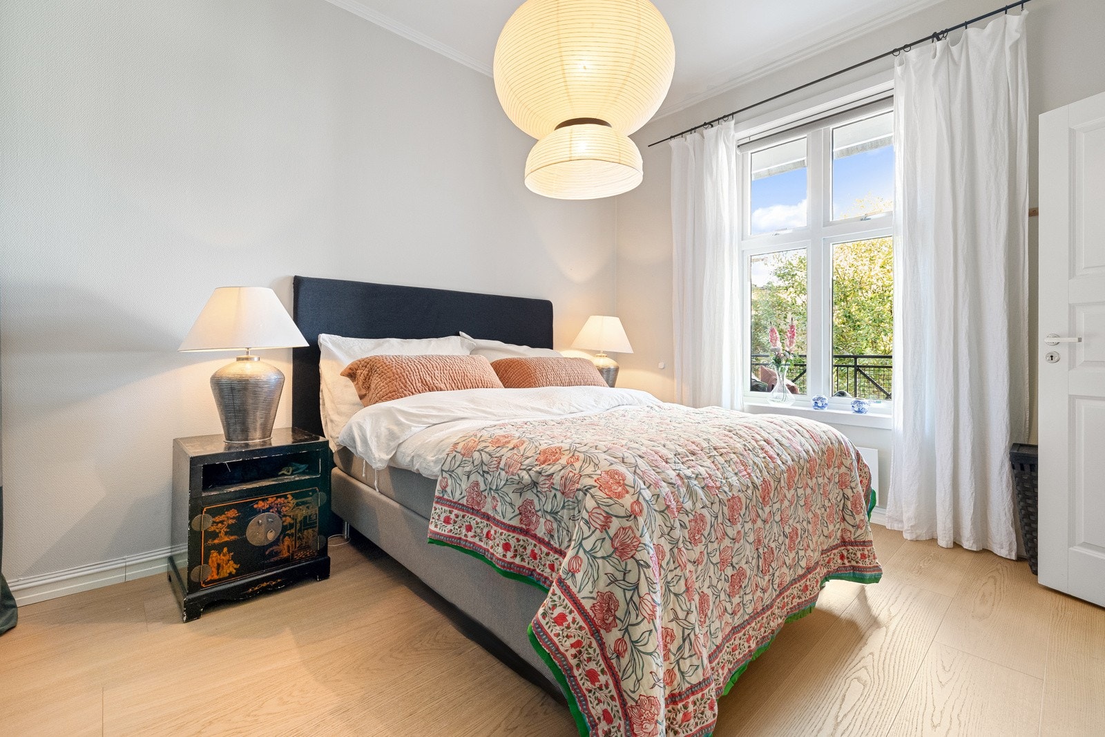 Soverommet er romslig og har god plass til dobbeltseng med nattbord på hver side. Galleribilde