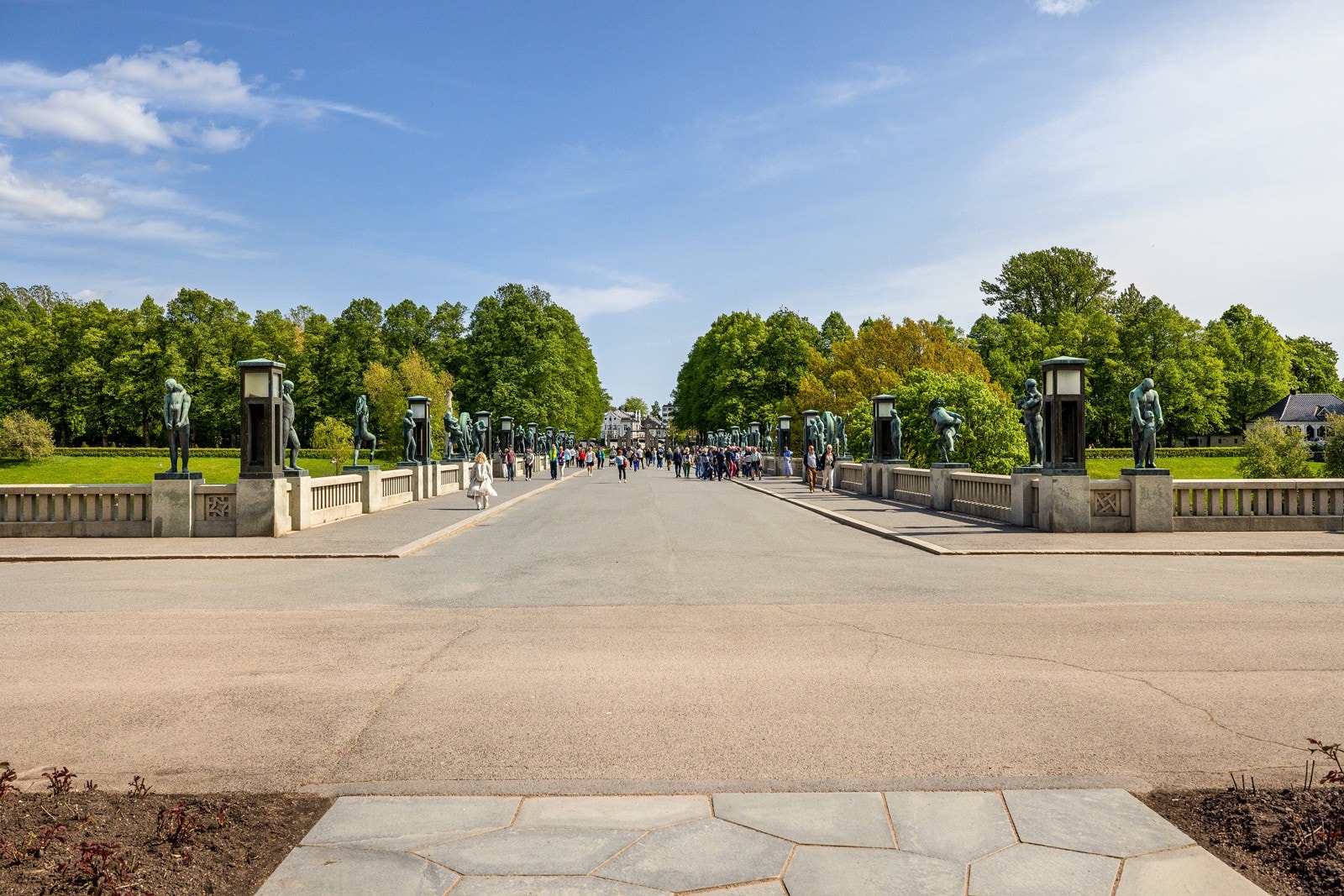Frognerparken med både Vigelandsanlegget, Hundesletta og Frognerbadet er perfekt for alt fra rolige spaserturer til trening og familietid. Galleribilde