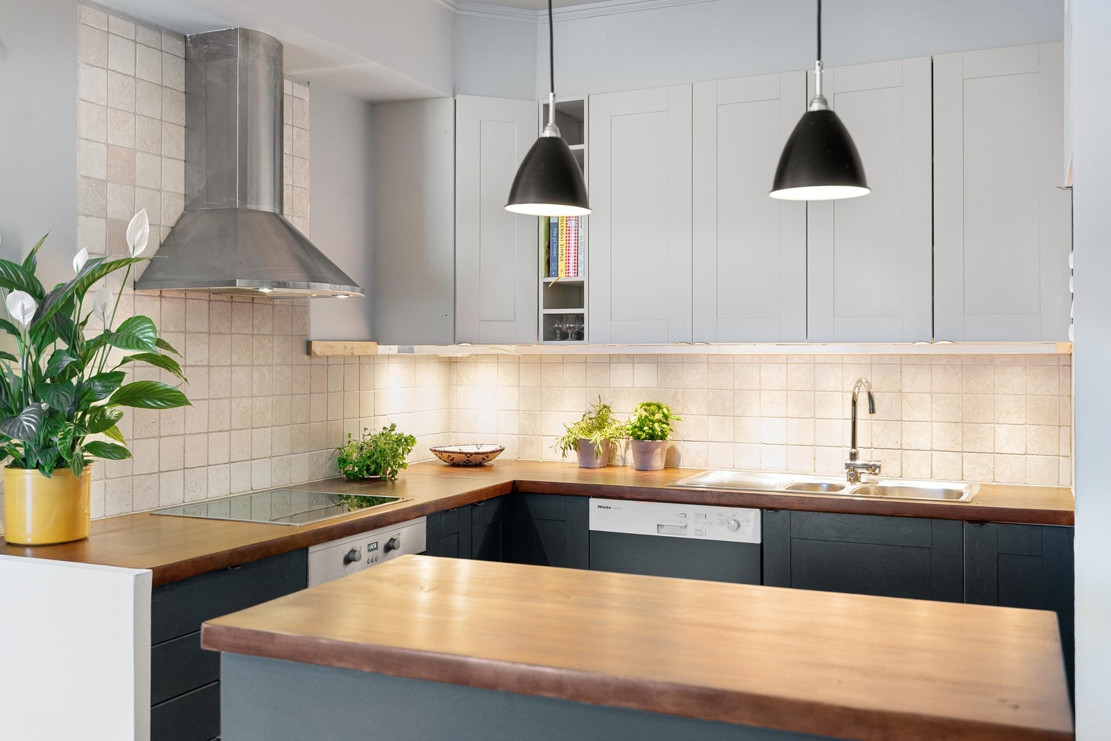 Kjøkkeninnredningen er fra IKEA og består av profilerte fronter kombinert med heltre benkeplate. Galleribilde