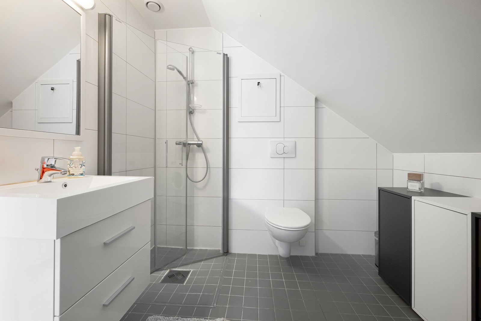 I 2.etasje har man boligens baderom med vegghengt toalett og en praktisk dusjnisje. Det er mulig å montere skap til yttligere oppbevaring. Galleribilde