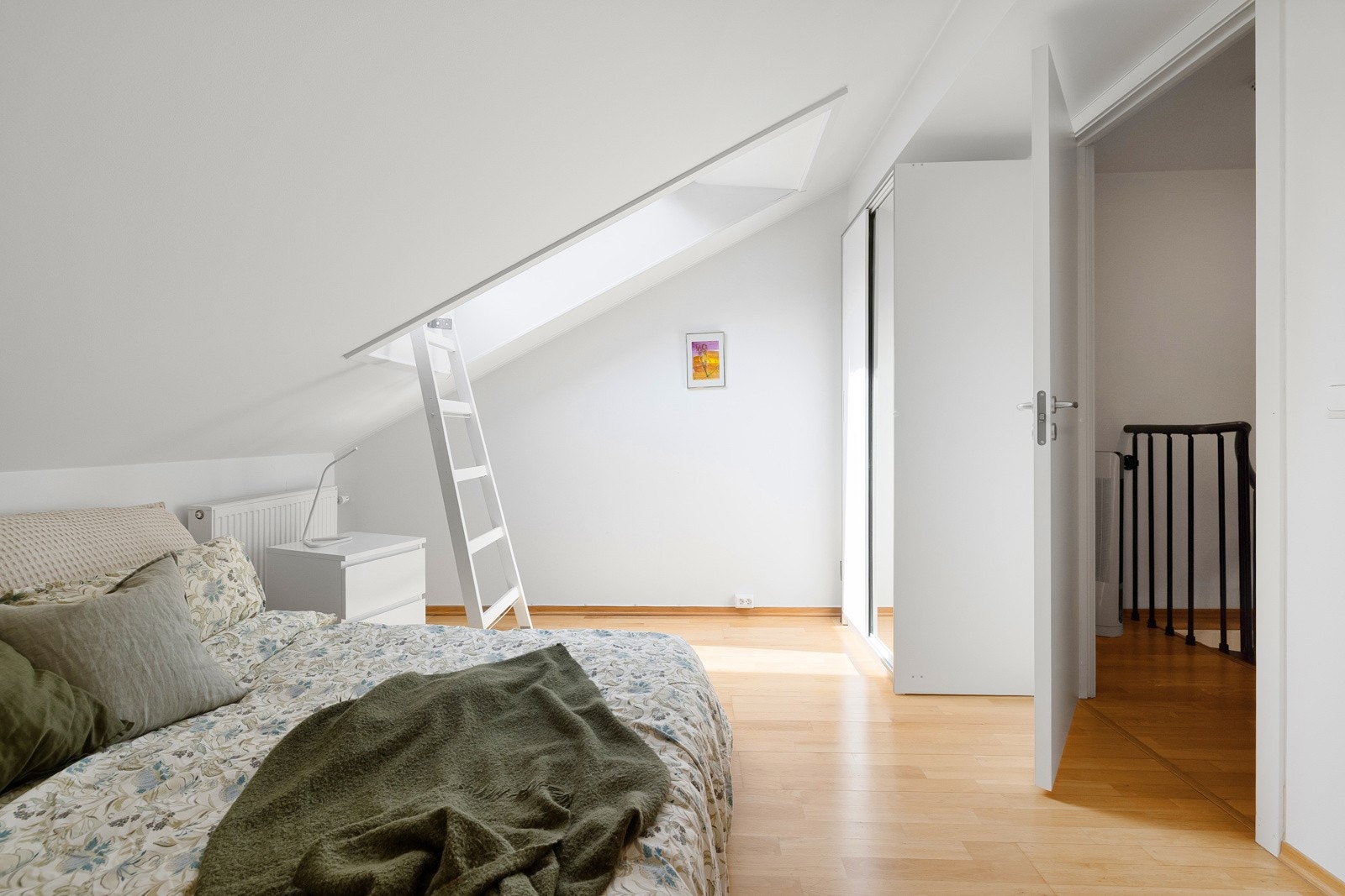 Det er plass til en dobbeltseng med tilhørende nattbord. Galleribilde