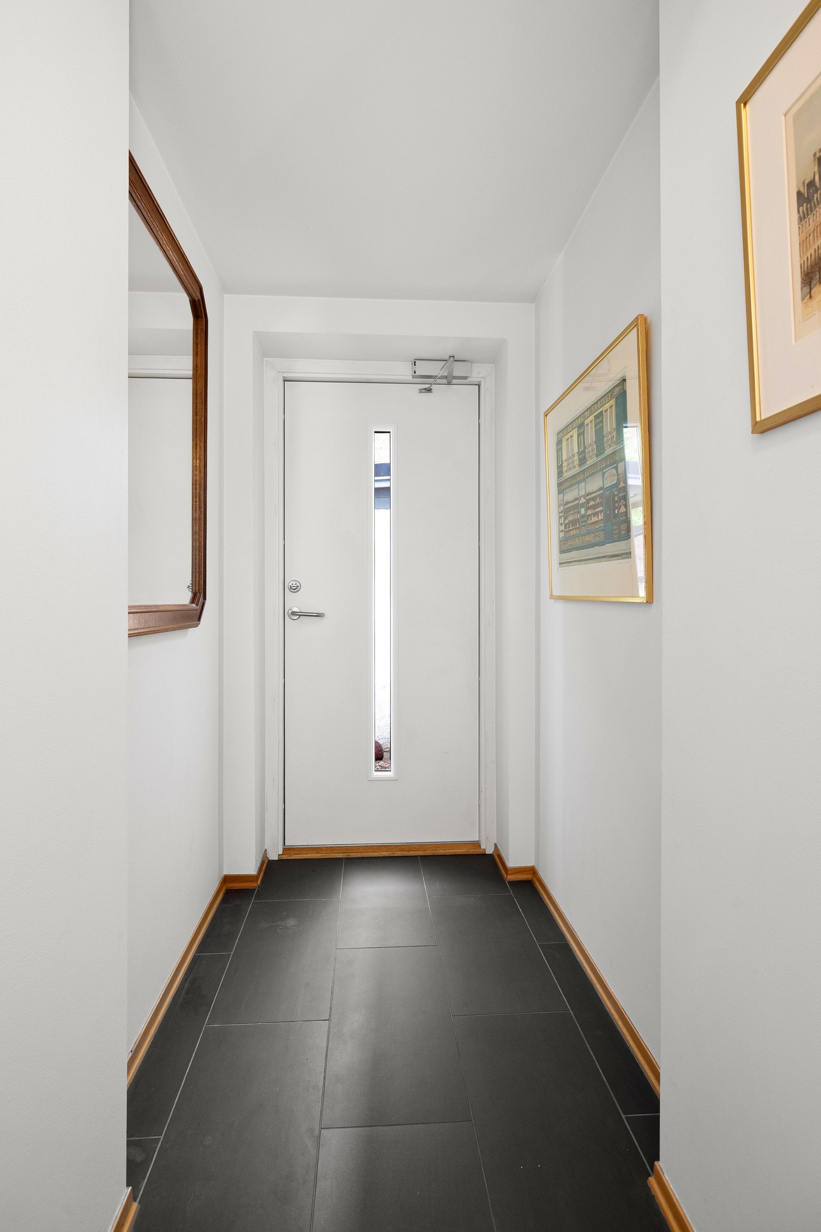 Velkommen inn til ditt nye hjem. Boligen gir et godt førsteintykk med en romslig gang. Galleribilde