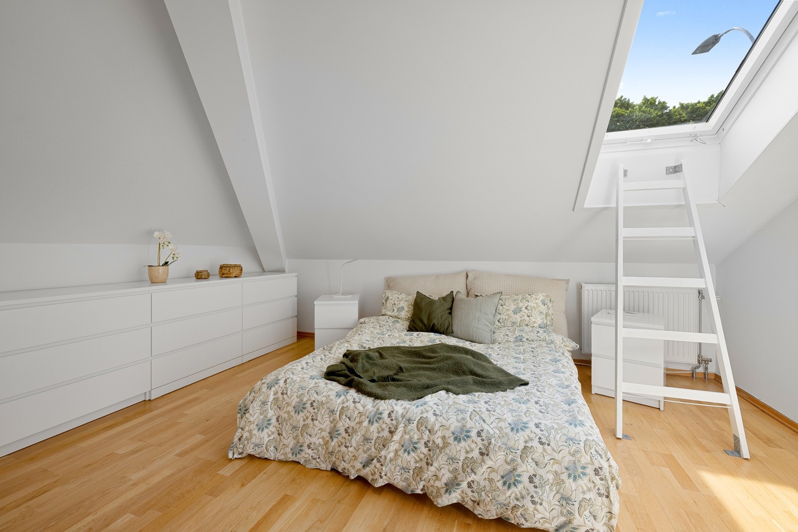 Soverommet gir en god romfølelse og ligger i boligens 2.etasje. Galleribilde