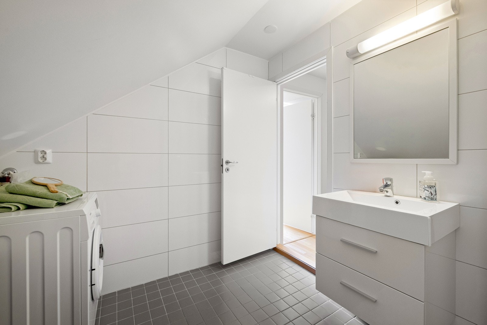 Flislagt gulv med gulvvarme og opplegg for vaskemaskin. Galleribilde