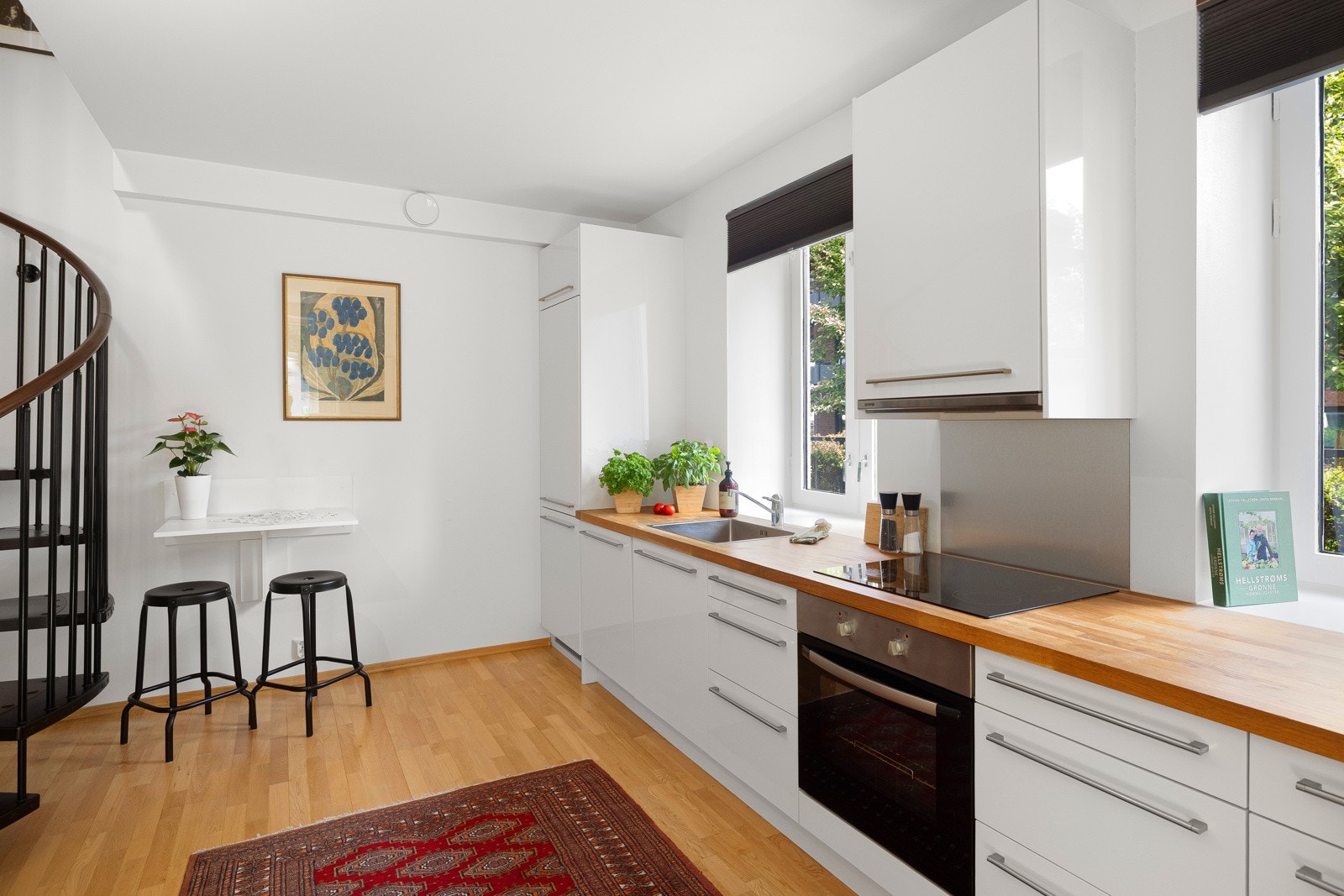 Kjøkkenet har glatte laminerte flater og er enkelt å renholde. Det er integrert kjøleskap med fryser og integrert ovn. Galleribilde