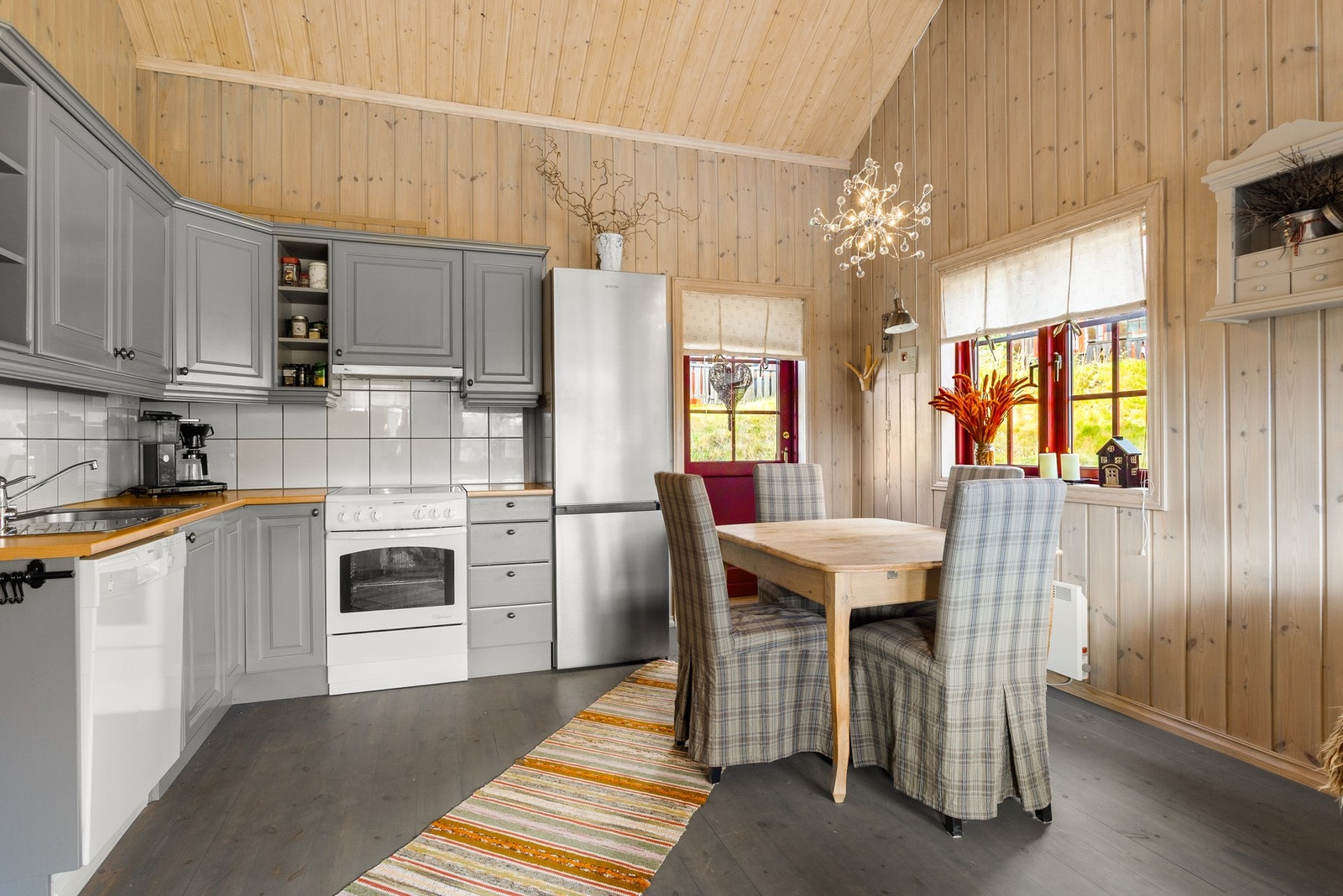 Klassisk og pent kjøkken med profilerte fronter Galleribilde