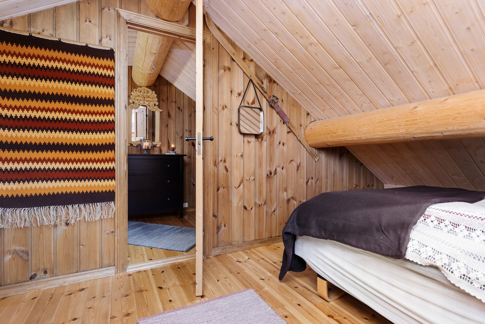 Loftsetasjen er innredet med sengeplasser Galleribilde