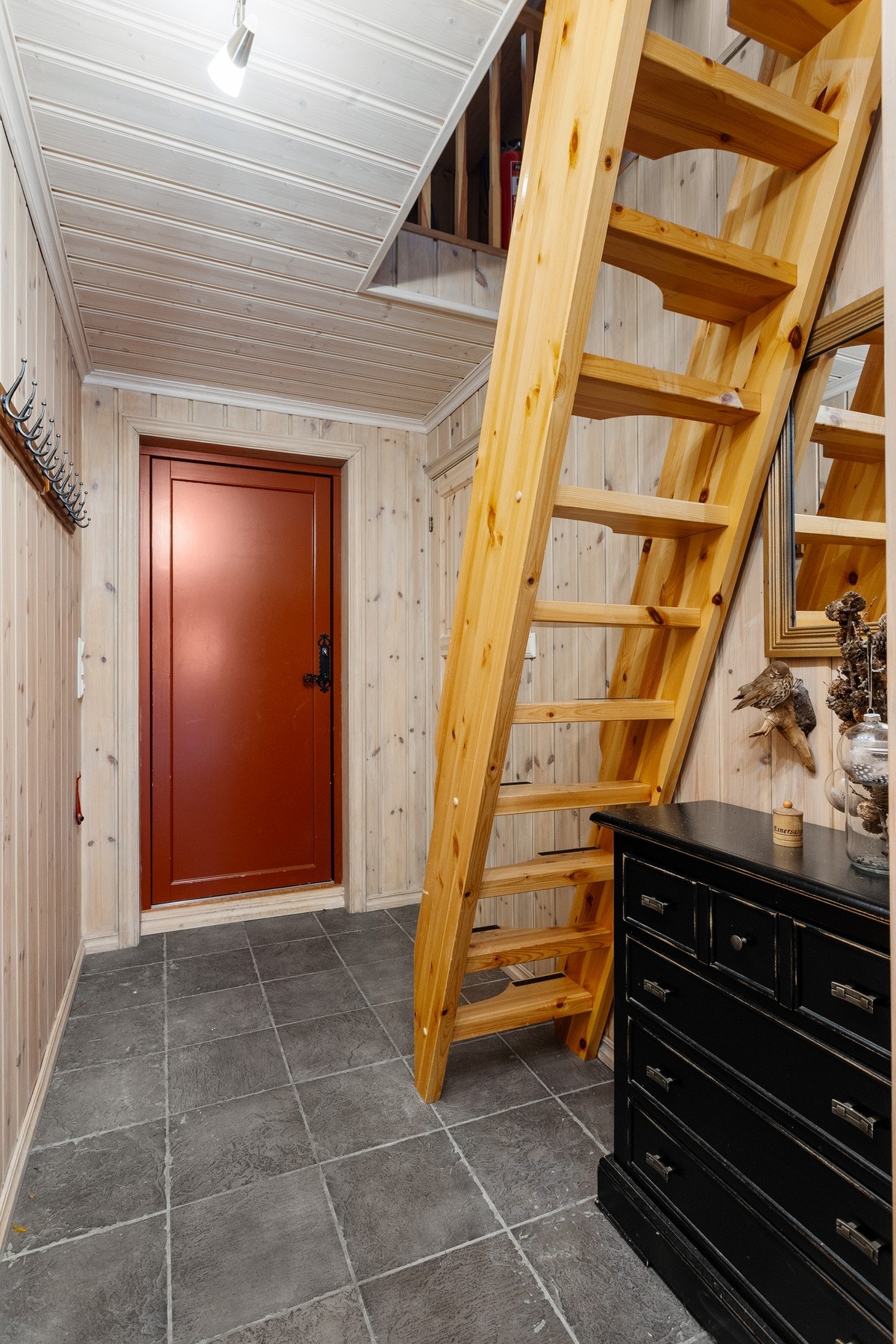 Entré med god plass til å henge fra seg yttertøy Galleribilde