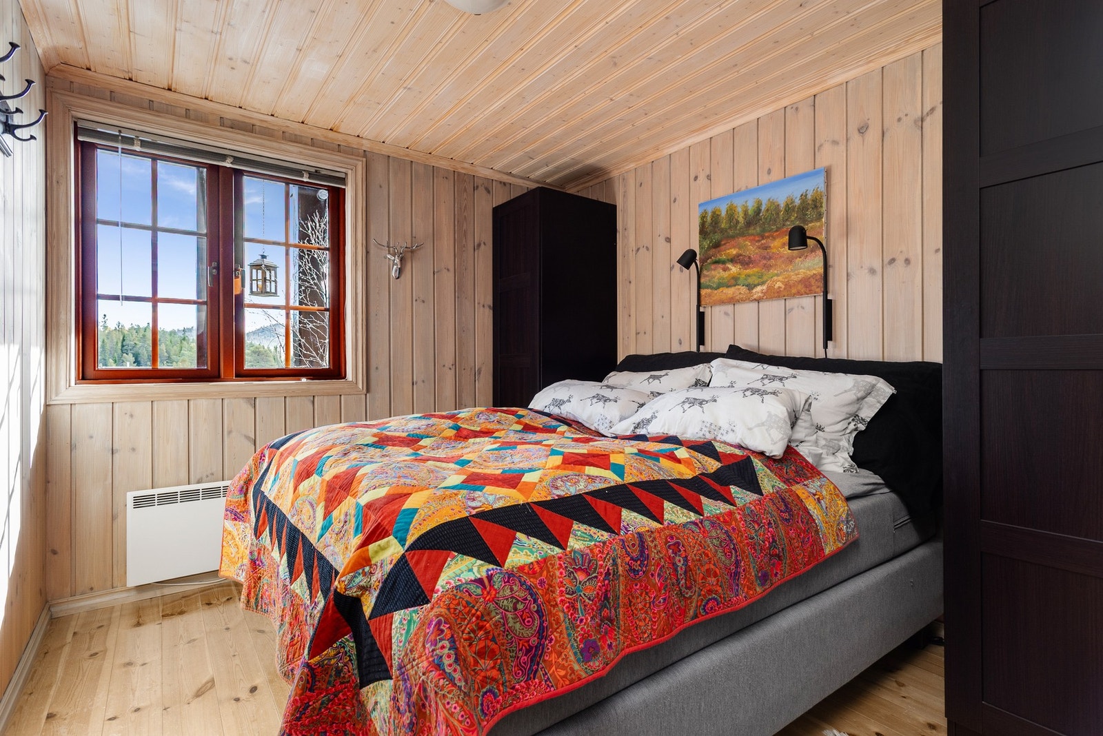 Hovedsoverom med dobbeltseng og garderobeskap Galleribilde