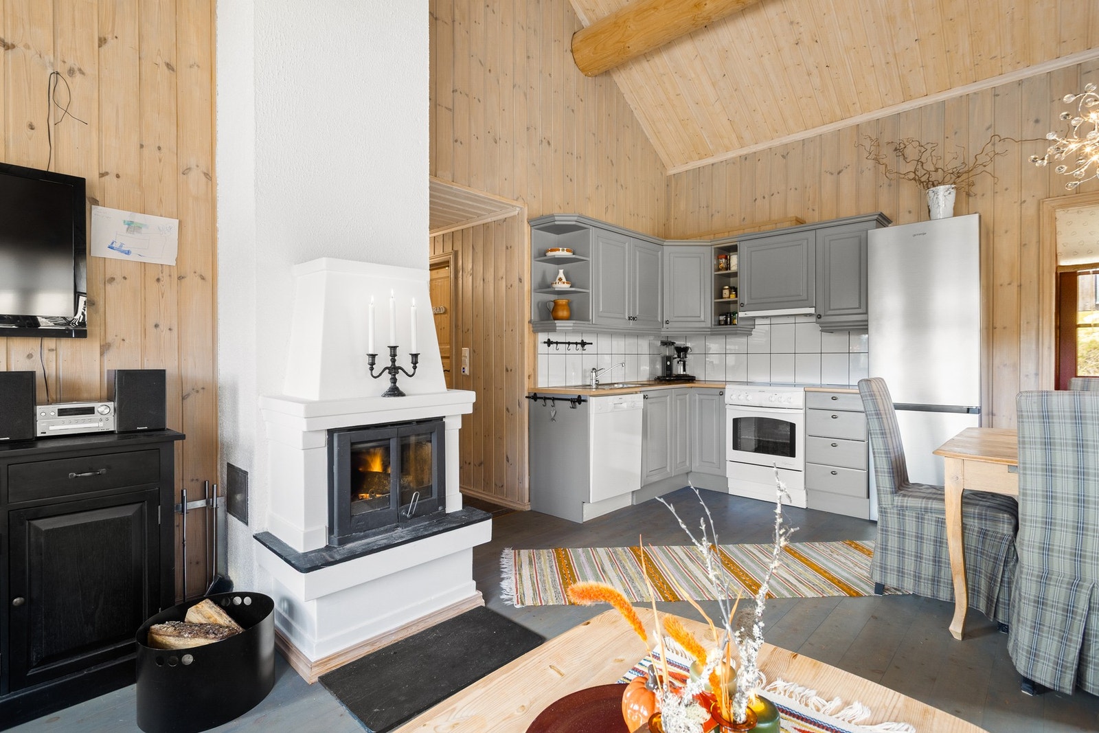 Full takhøyde og flere vindusflater skaper en god atmosfære. Flott peis som varmer godt på kaldere dager Galleribilde