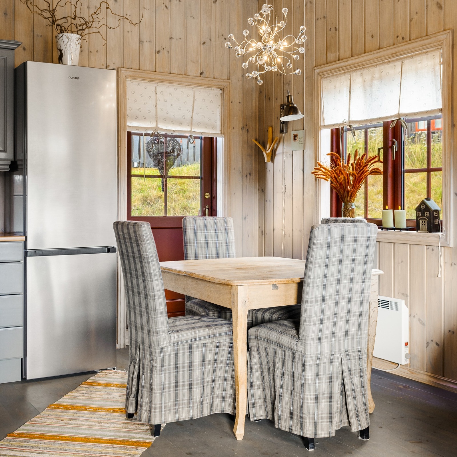 Hyggelig spiseplass. Her er det også utgang til platting, noe som gjør det enkelt å ta med måltidene ut Galleribilde