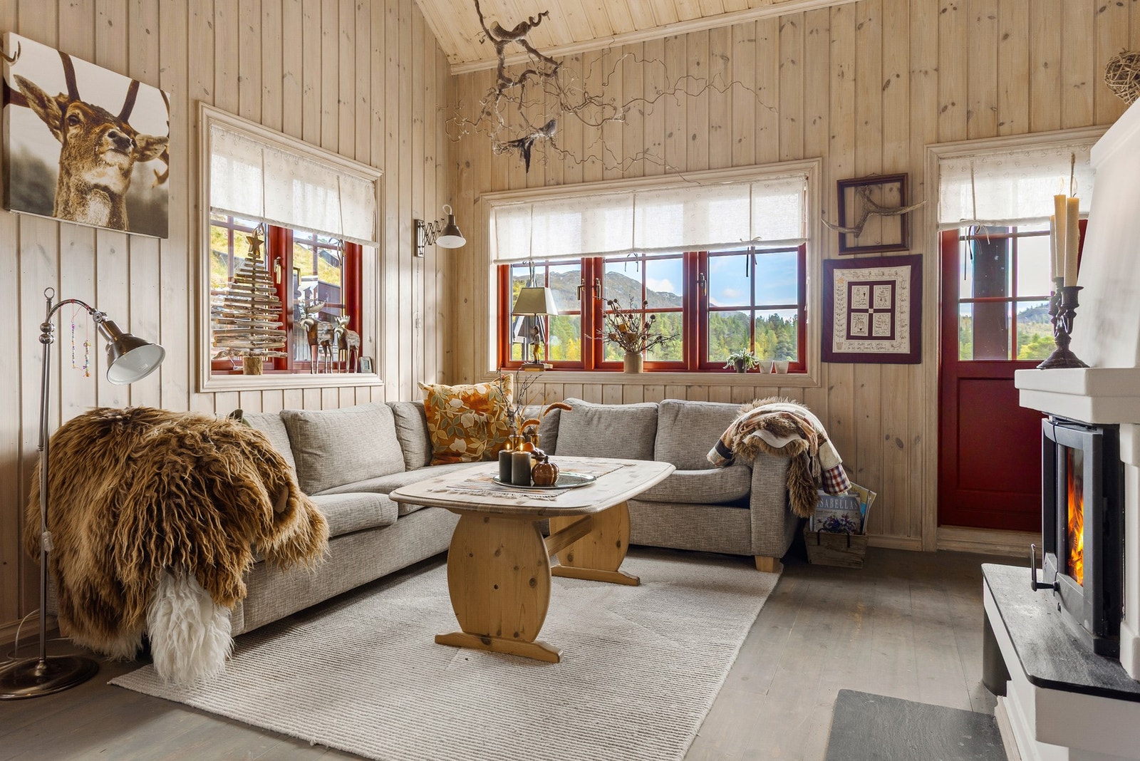 Leiligheten har en svært hyggelig stue og kjøkken i åpen løsning Galleribilde