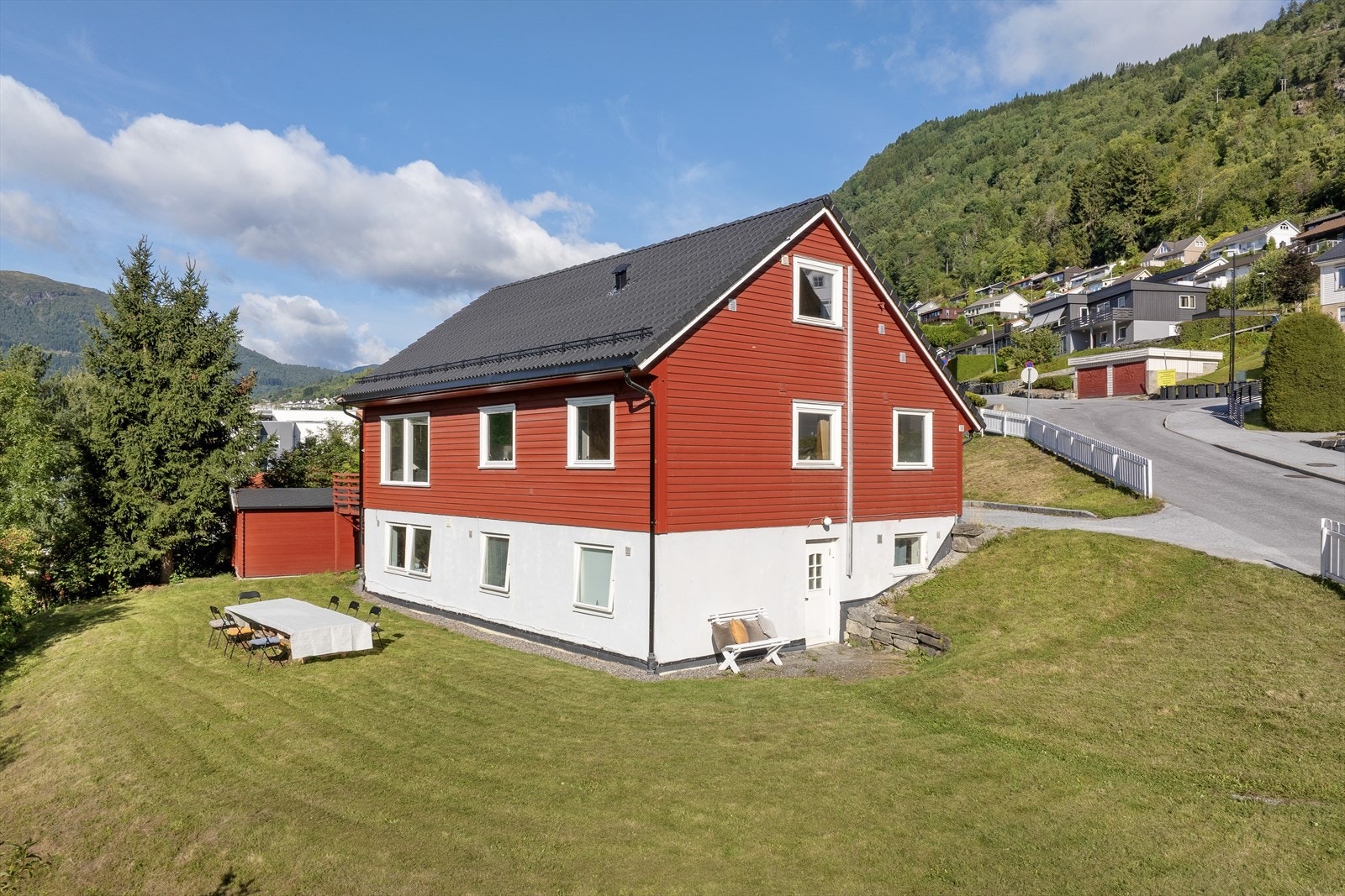 Tomten er på 865 kvm med stort potensial. Her kan ein dyrke grønnsaker, setje opp trampoline og spele fotball. Galleribilde