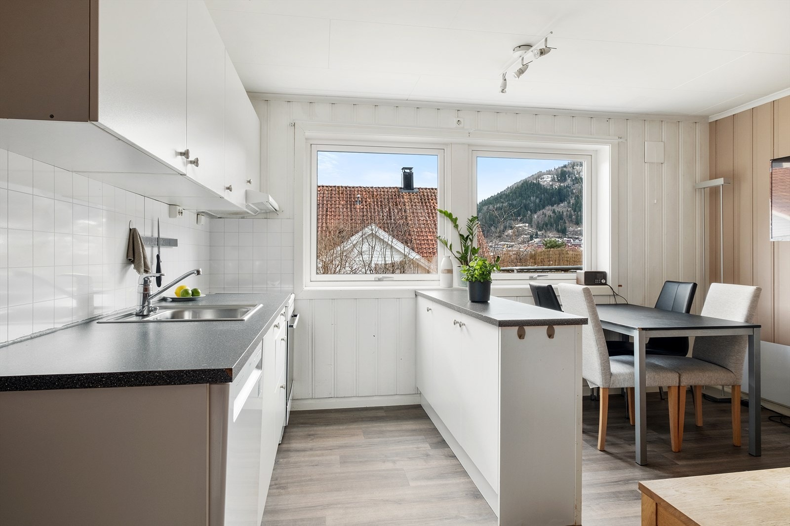 Standarden på overflater er betre i underetasjen. Galleribilde