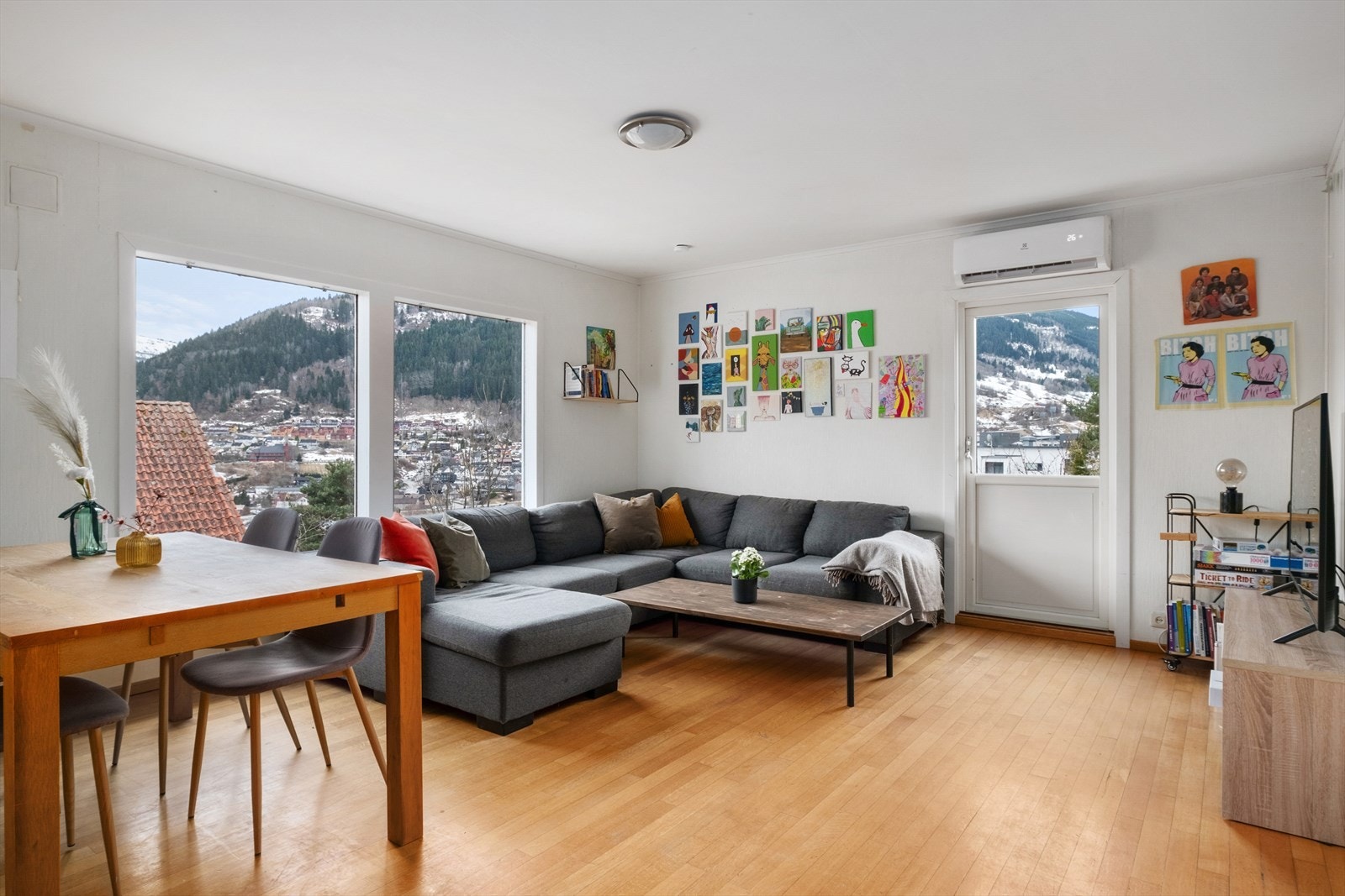 Om ein ynskjer ei anna romløysing i 1.etg. kan ein ta ned nokre av veggane for å gjere t.d. stova større. Galleribilde