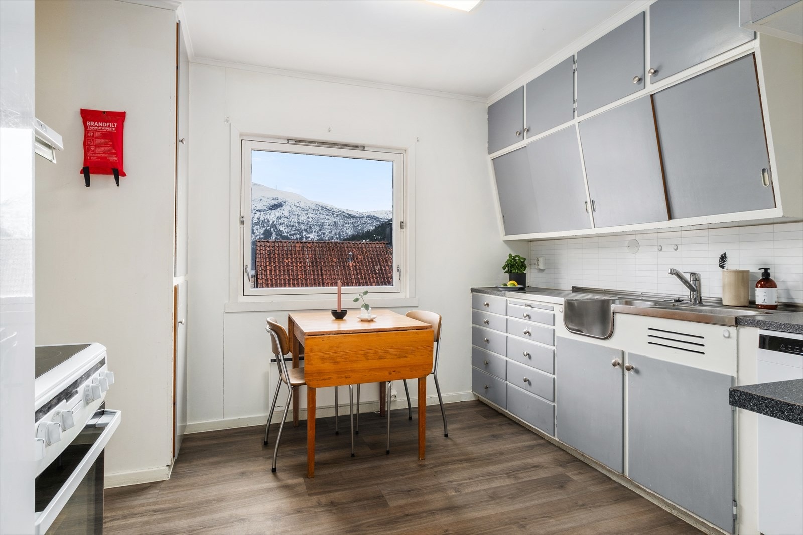 Om ein ynskjer å bruke heile huset sjølv, så kan ein setje inn ei trapp mellom 1.etg. og kjeller. Galleribilde